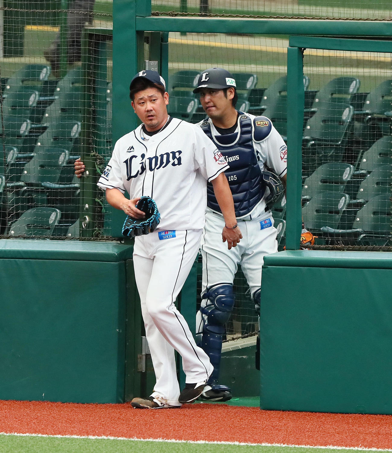 西武対中日　6回ブルペンからマウンドに向かう西武松坂（左）（撮影・足立雅史）