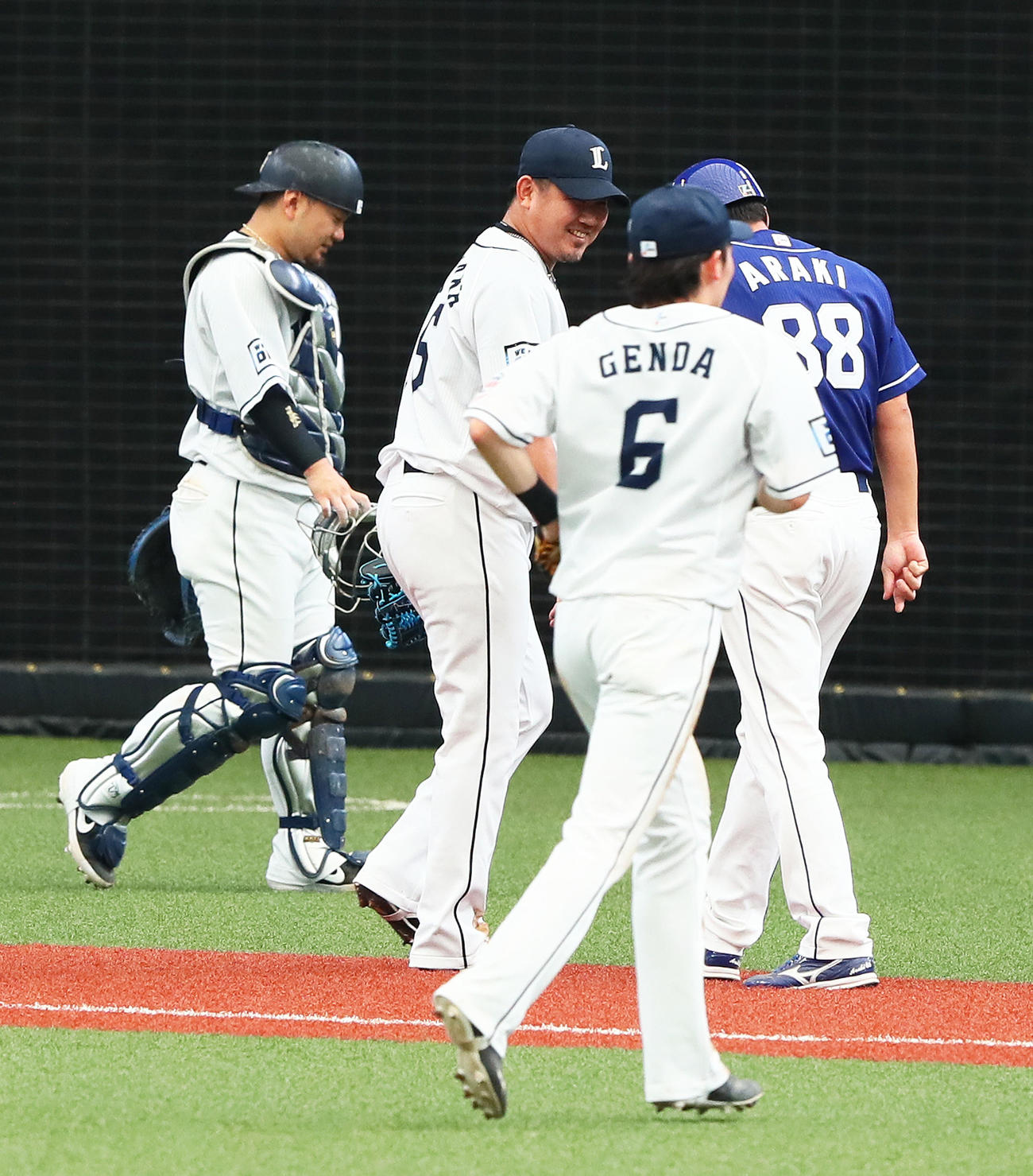 西武対中日　6回の1イニングを無失点に抑えた西武松坂（中央左）は中日荒木コーチ（右端）とすれ違い際に笑顔を見せる（撮影・足立雅史）