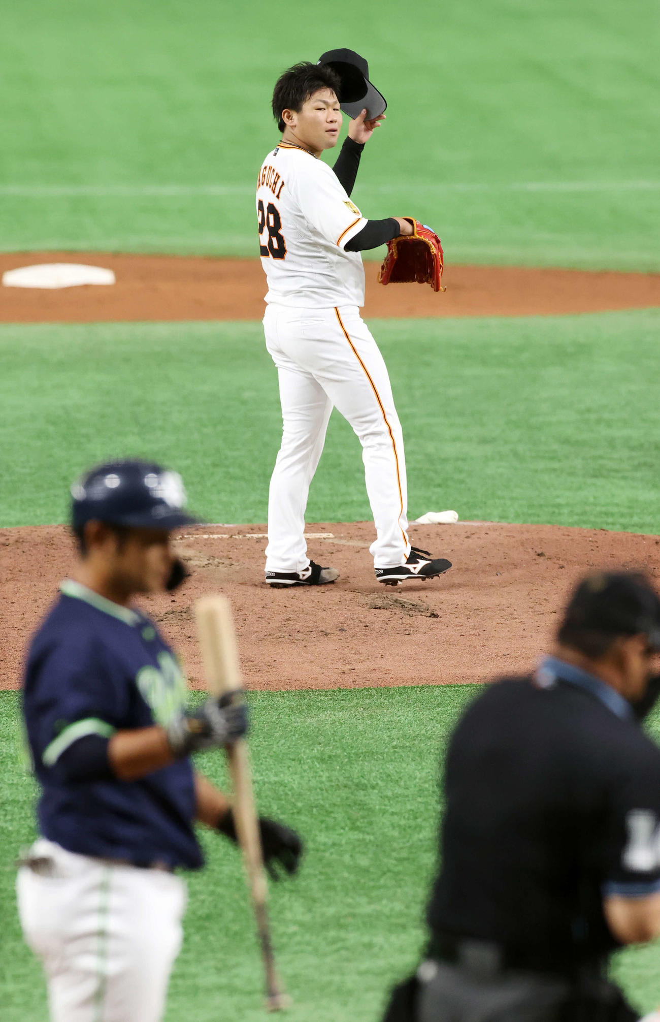 巨人対ヤクルト　2回表ヤクルト1死、西田（手前）を見逃しの三振に仕留める田口（撮影・江口和貴）