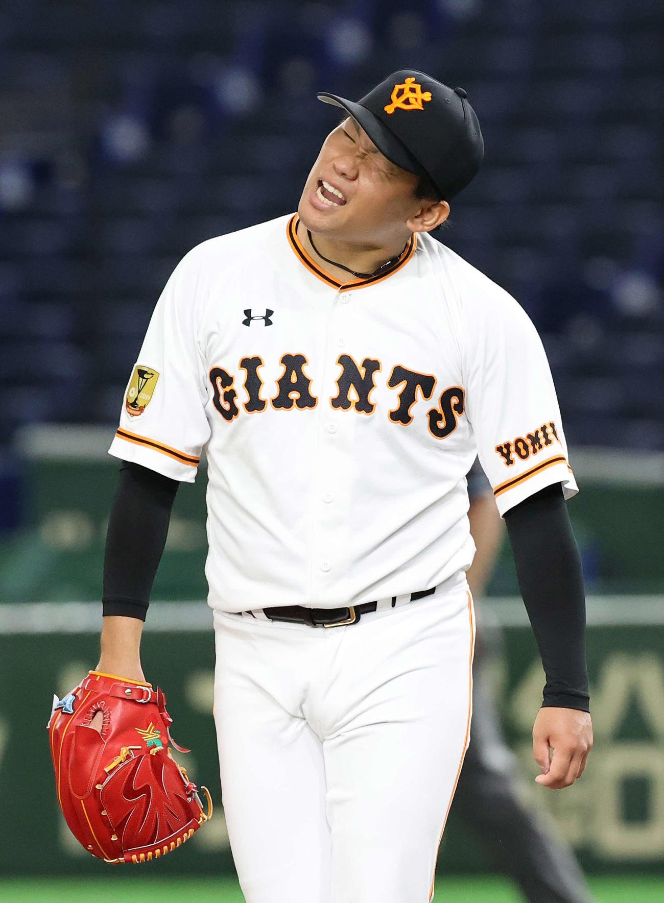 巨人対ヤクルト　5回表ヤクルト2死二塁、渡辺に2点本塁打を浴び悔しい表情を見せる田口（撮影・江口和貴）