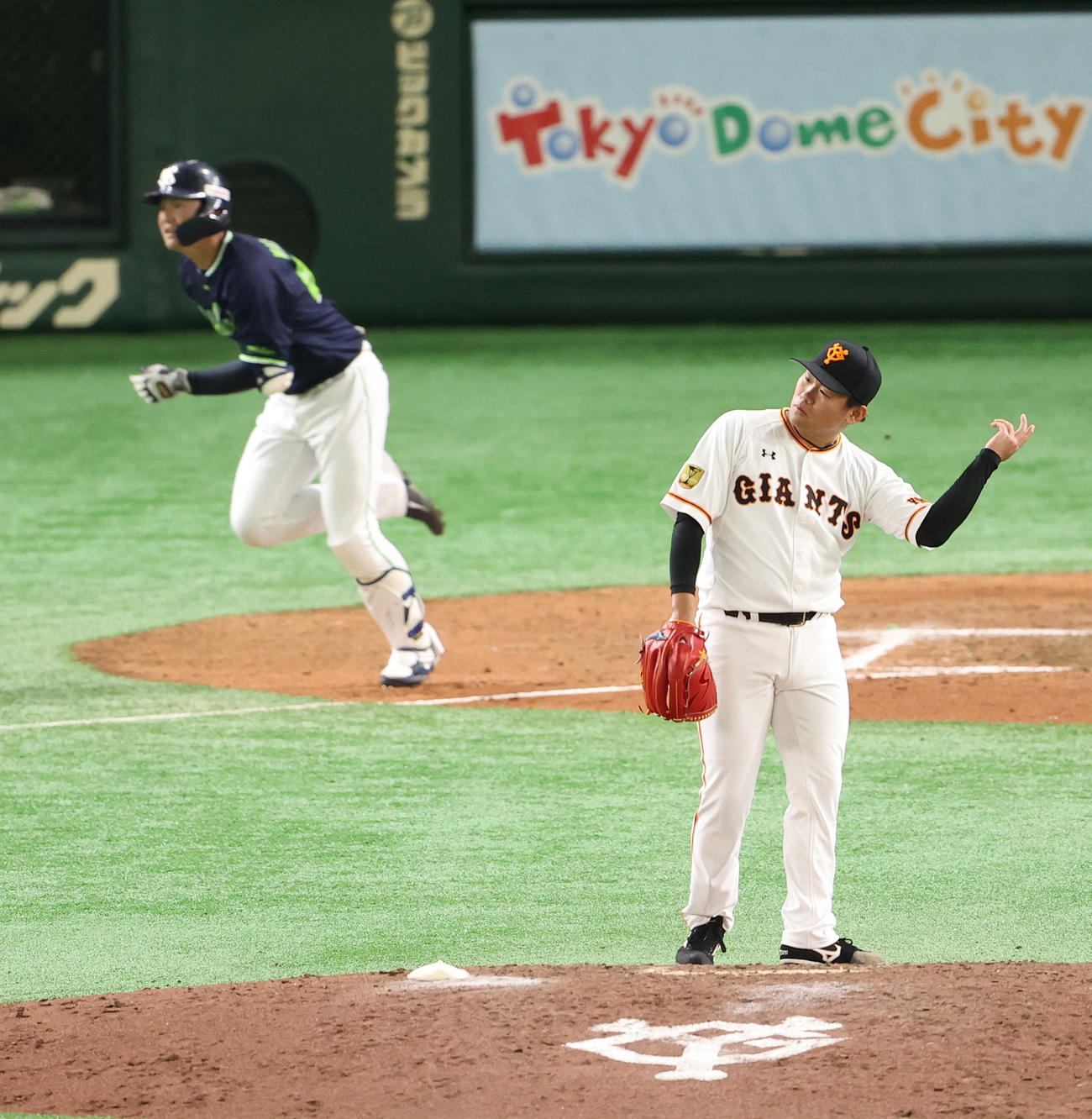 巨人対ヤクルト　5回表ヤクルト2死二塁、渡辺（後方）に右越え2点本塁打を浴び、打球を見つめる田口（撮影・河野匠）