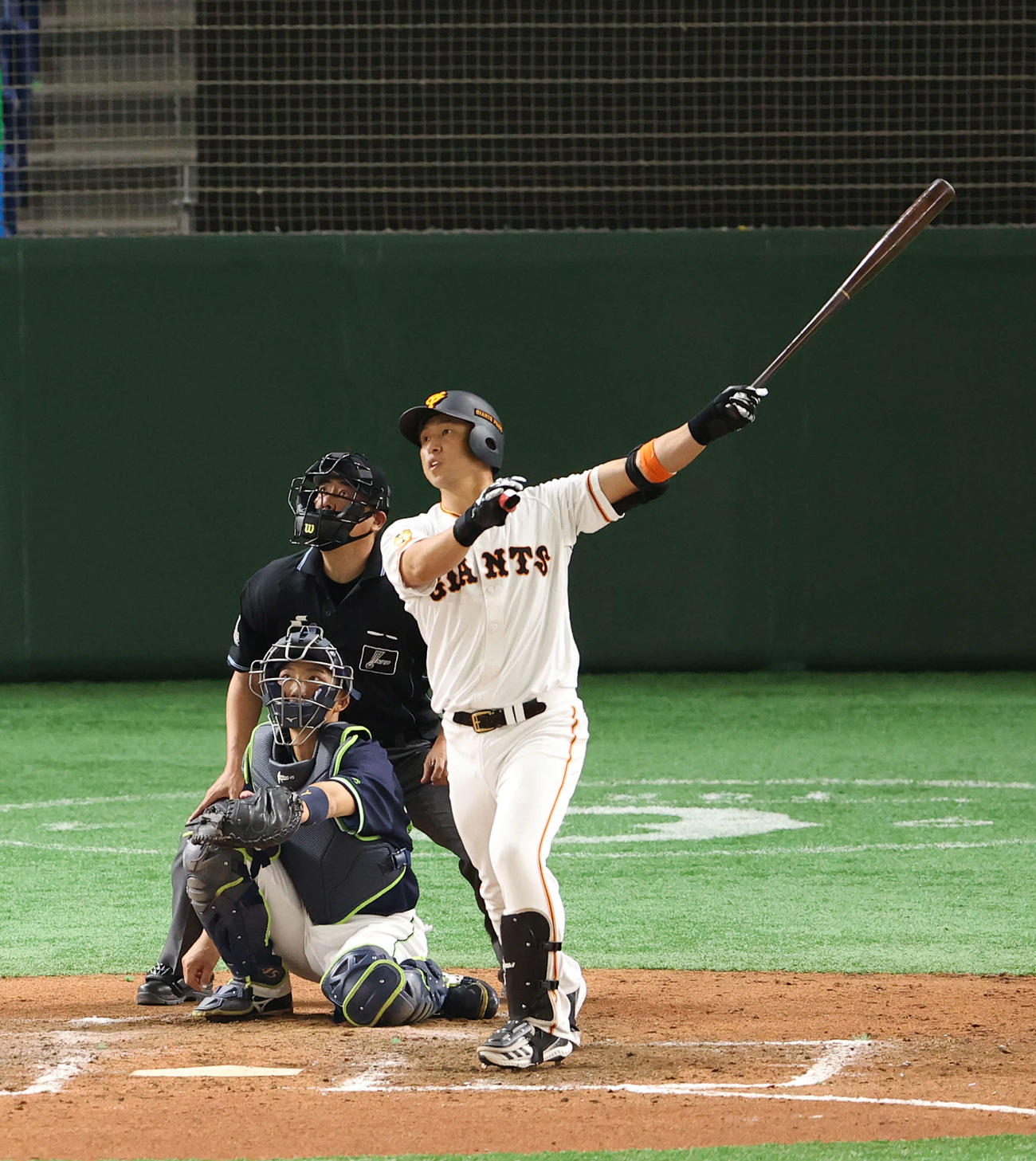 巨人対ヤクルト　5回裏巨人2死、右越え本塁打を放つ中島（撮影・河野匠）