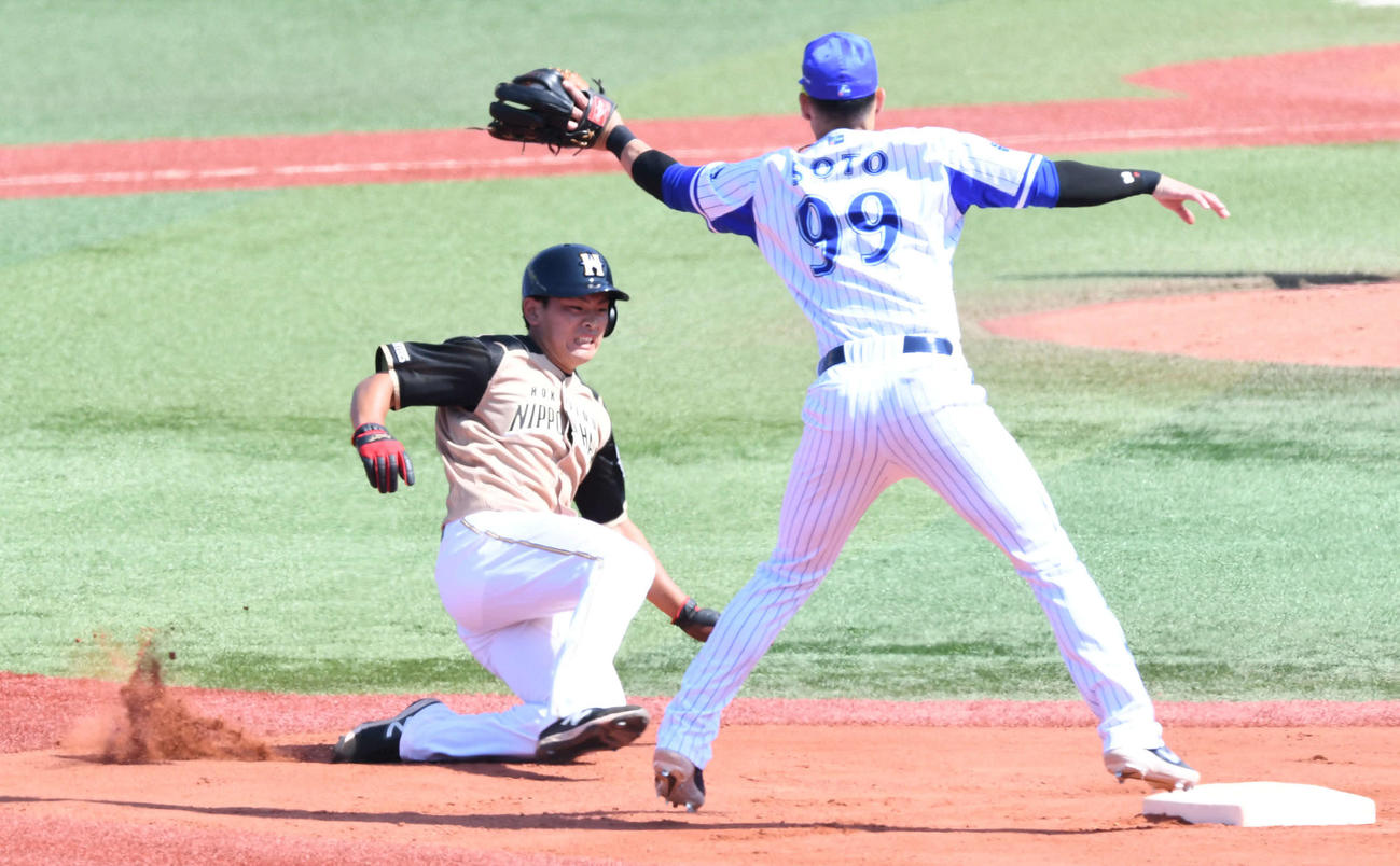 DeNA対日本ハム　5回表日本ハム2死一塁、野村（右）は二塁盗塁を決める。二塁手ソト（撮影・山崎安昭）