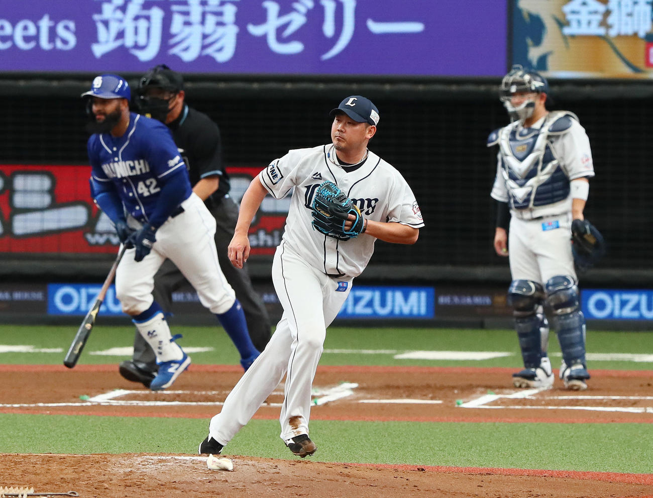 西武対中日　6回表中日無死一塁、アルモンテを右飛に仕留める松坂。捕手森（撮影・足立雅史）