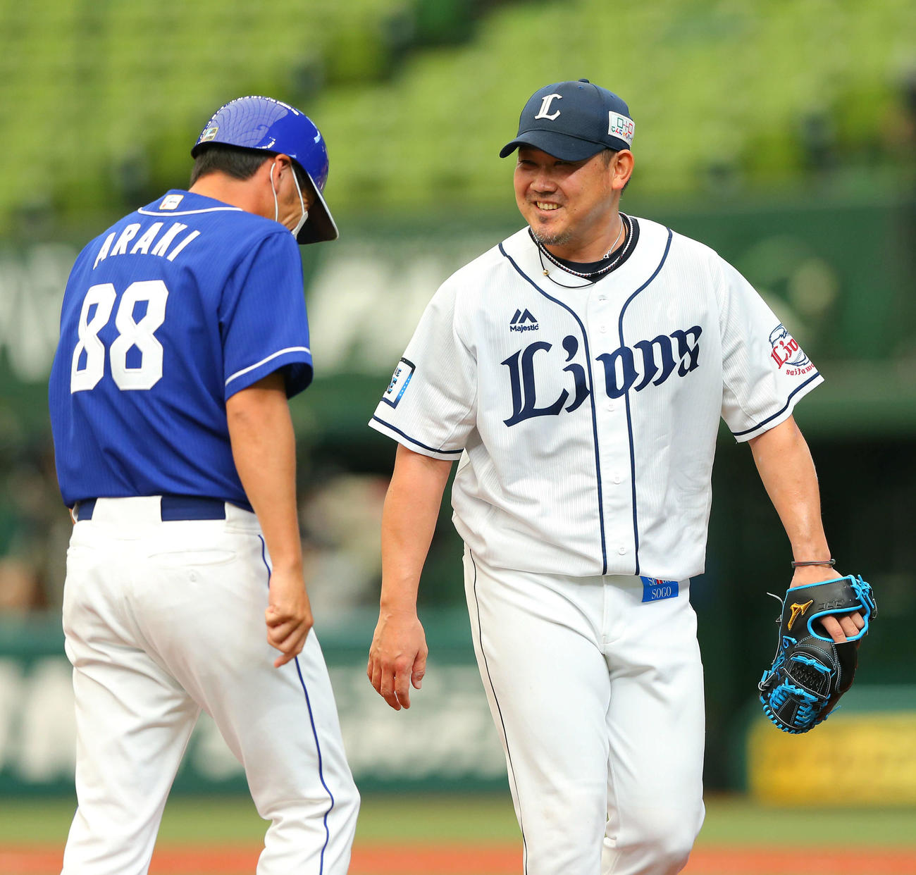 西武対中日　6回表を投げ終えた西武松坂（右）は、中日荒木内野守備走塁コーチと笑顔で言葉を交わしベンチへ戻る（撮影・河田真司）　　
