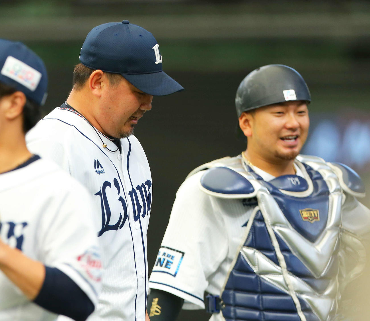 西武対中日　6回表を終えた西武松坂（左）は森と笑顔でベンチへ戻る（撮影・河田真司）　　