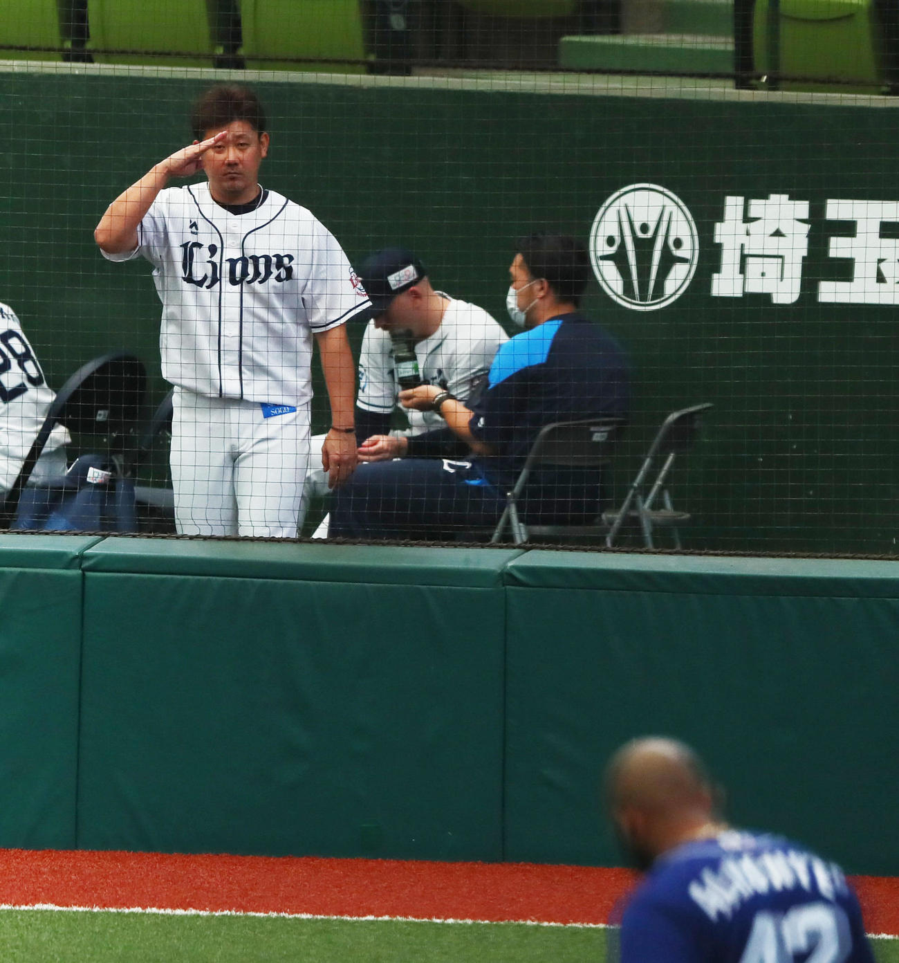 西武対中日　ブルペン練習中、西武松坂（上）は左翼の守備についてアルモンテとあいさつを交わす（撮影・足立雅史）