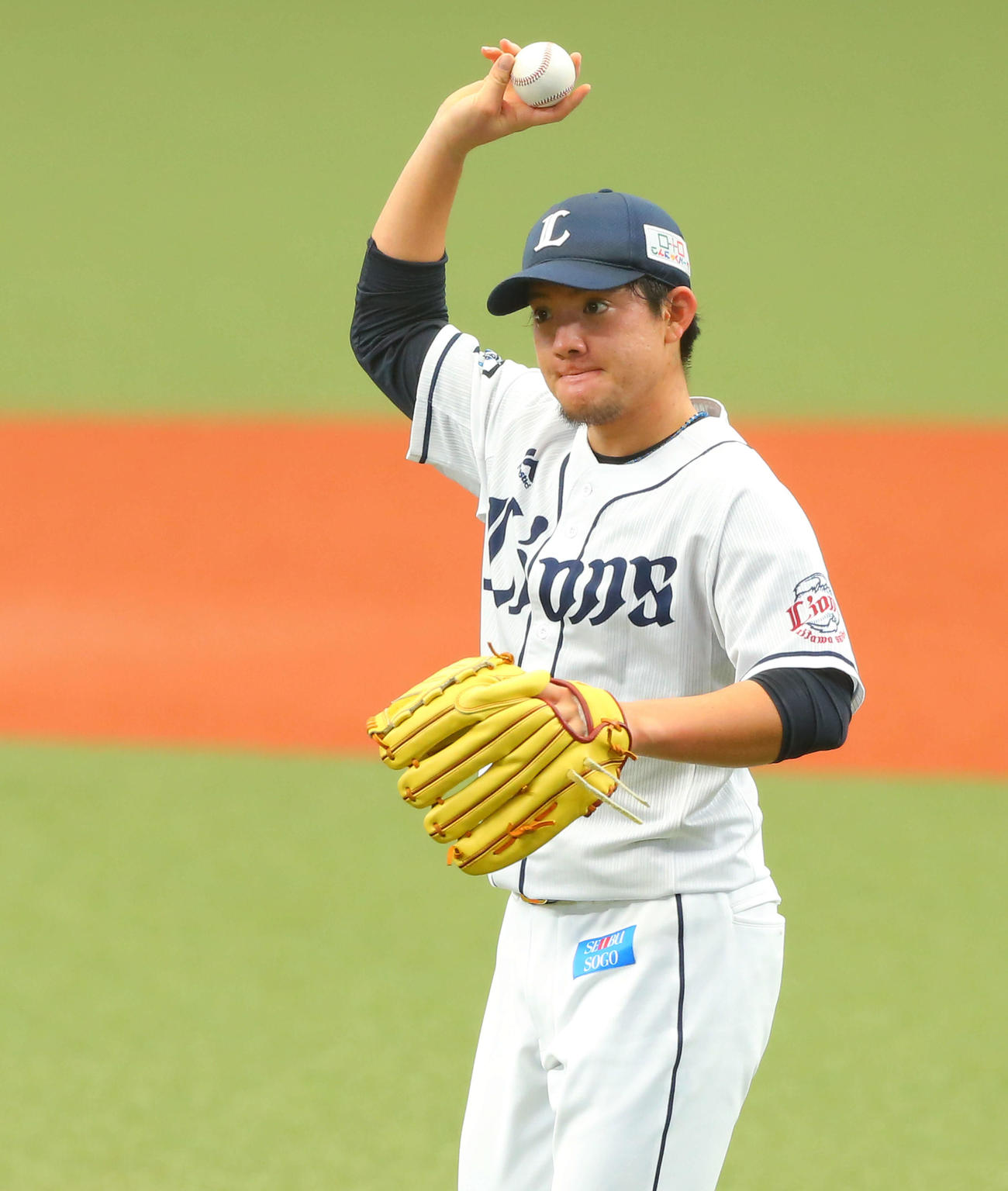 西武対中日　1回表を三者凡退に抑えベンチに戻る与座（撮影・河田真司）　