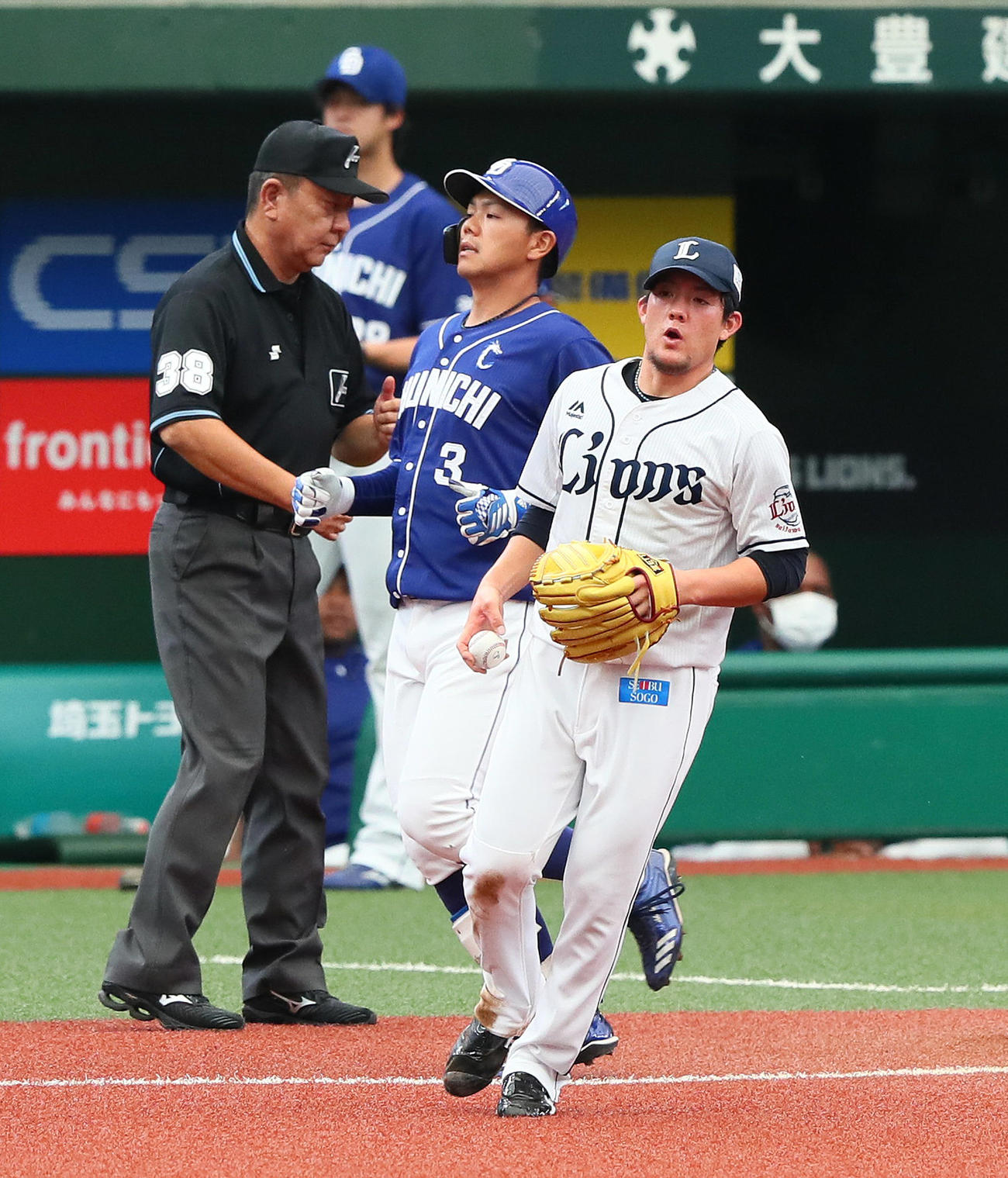 西武対中日　1回表中日2死、高橋（中央）を一ゴロに仕留める与座（撮影・足立雅史）