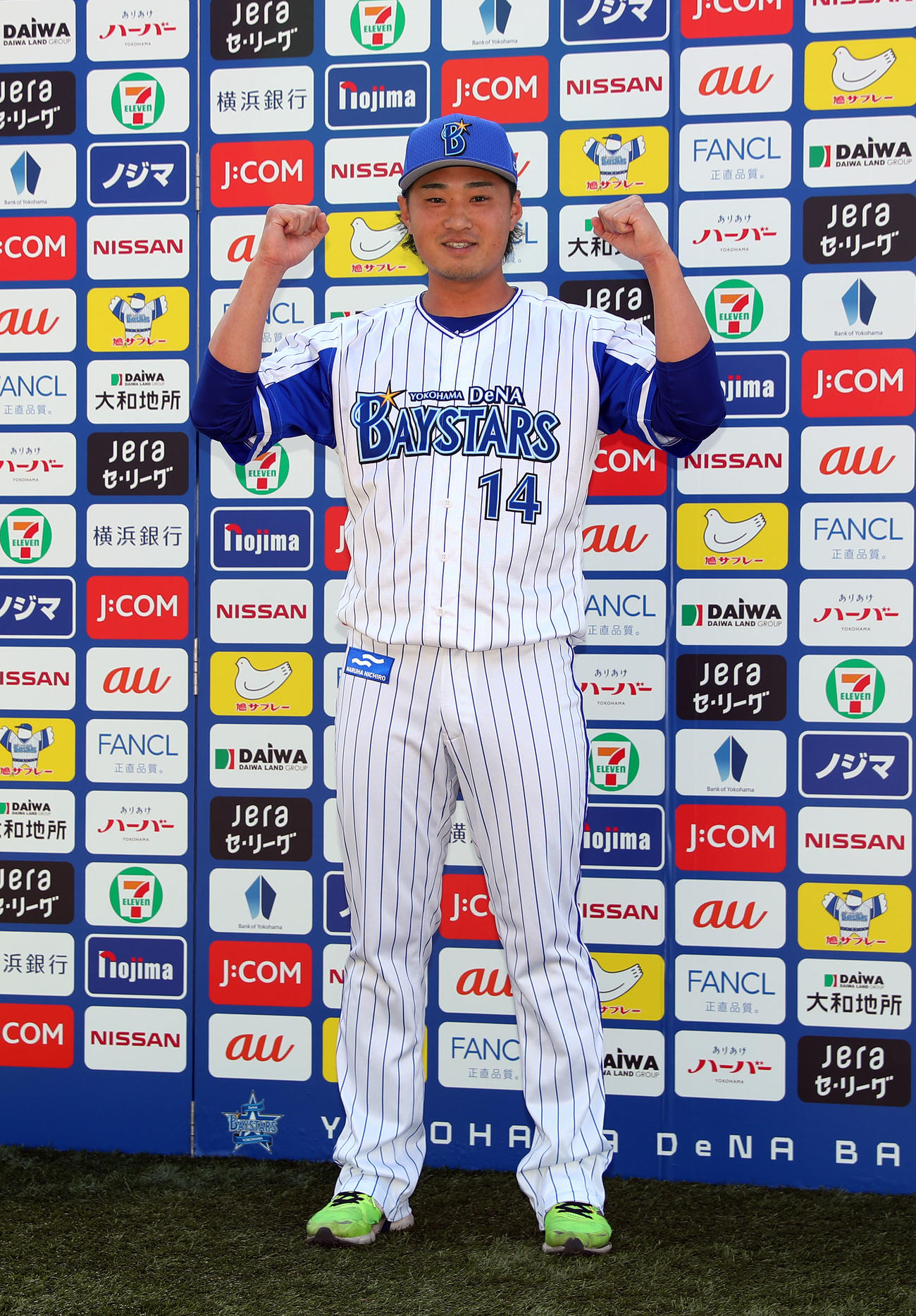 DeNA対日本ハム　ヒーローインタビューを受け、ガッツポーズするDeNA石田（撮影・大野祥一）