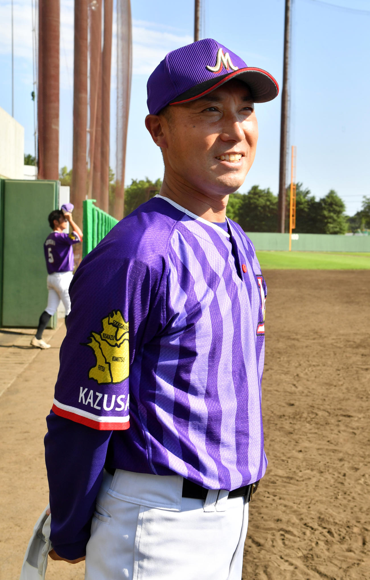 緊急事態宣言解除後、初の社会人野球の練習試合でJR東日本に勝利した日本製鉄かずさマジックの渡辺監督は笑顔を見せる（撮影・柴田隆二）