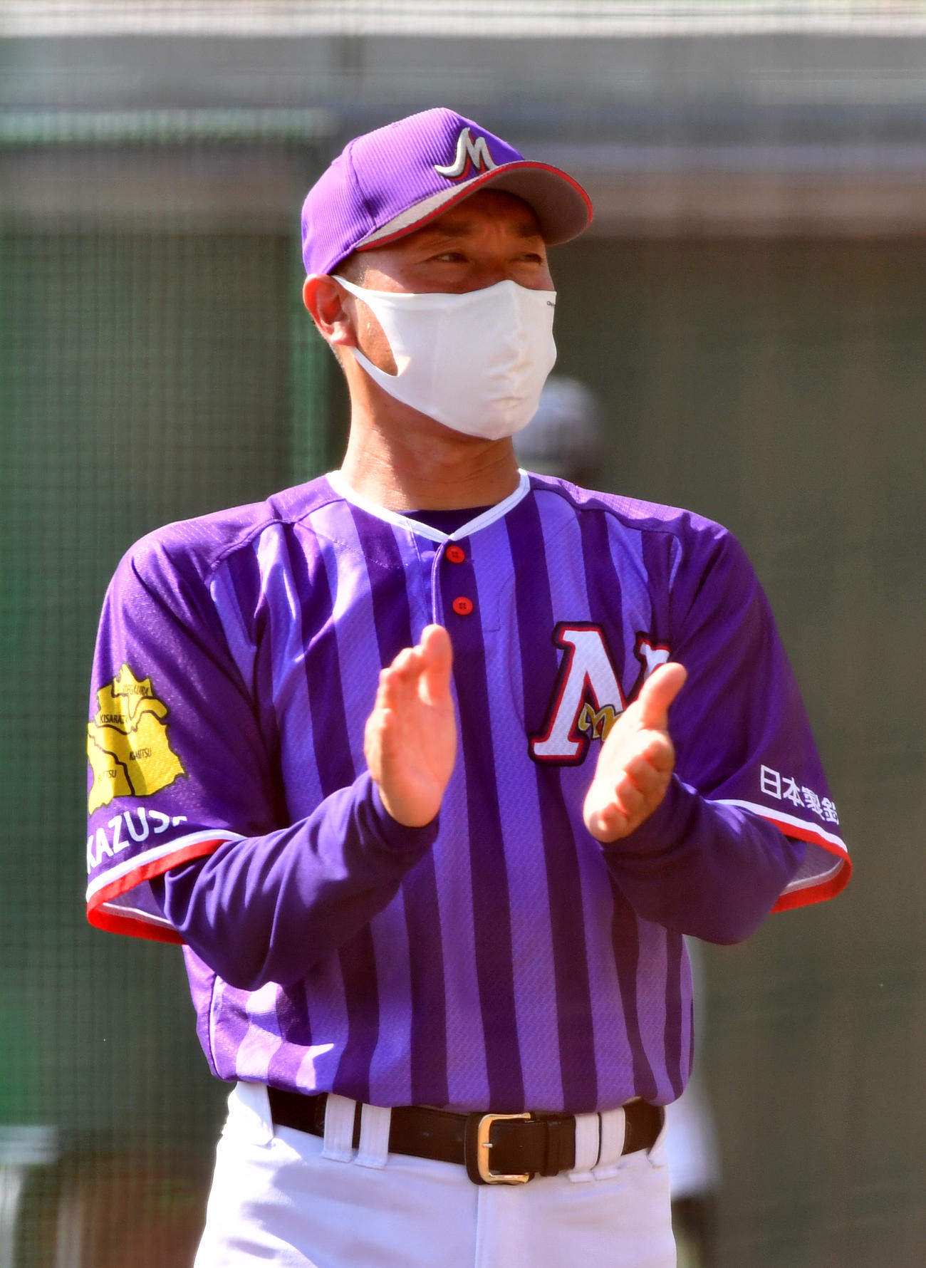 緊急事態宣言解除後、初の社会人野球の練習試合でJR東日本に勝利した日本製鉄かずさマジックの渡辺監督は拍手する（撮影・柴田隆二）