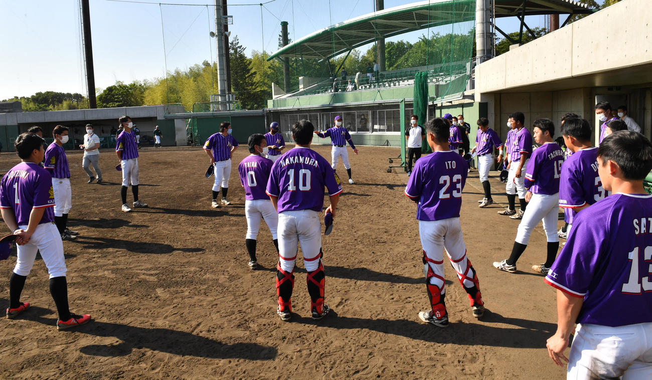 JR東日本対日本製鉄かずさマジック試合後　ソーシャルディスタンスを取りミーティングする日本製鉄かずさマジックナイン（撮影・柴田隆二）