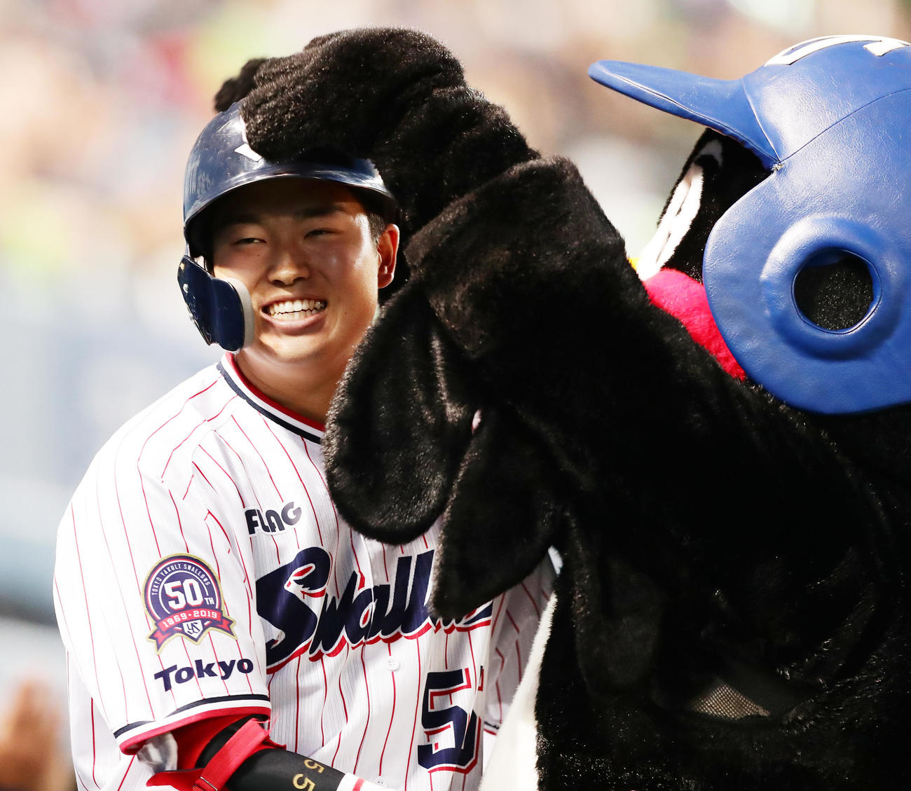 村上は右翼に3点本塁打を放ち、つば九郎と笑顔でハイタッチ（2019年4月16日撮影）