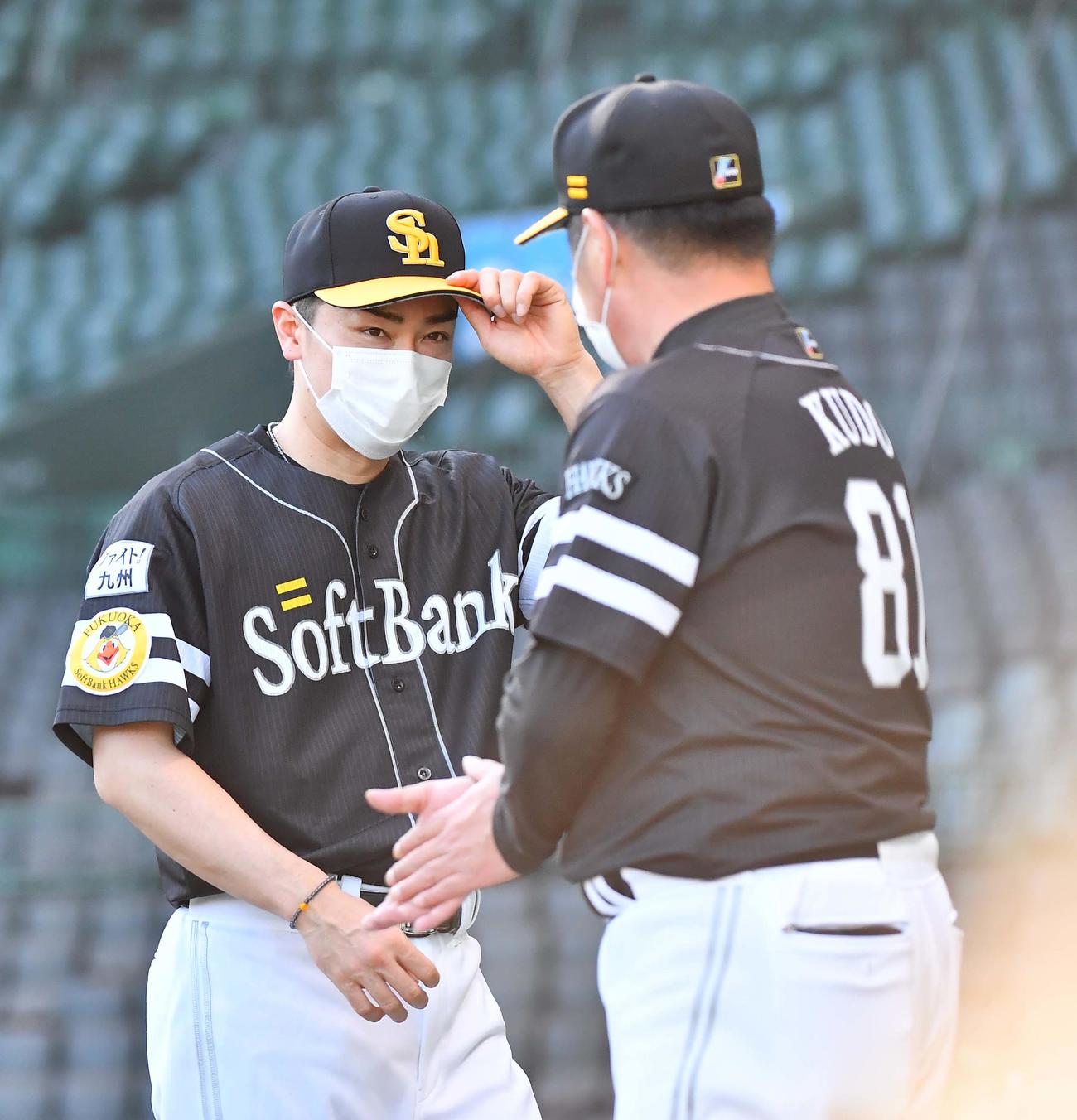 阪神対ソフトバンク　試合後、工藤監督（右）と話す和田（撮影・上田博志）