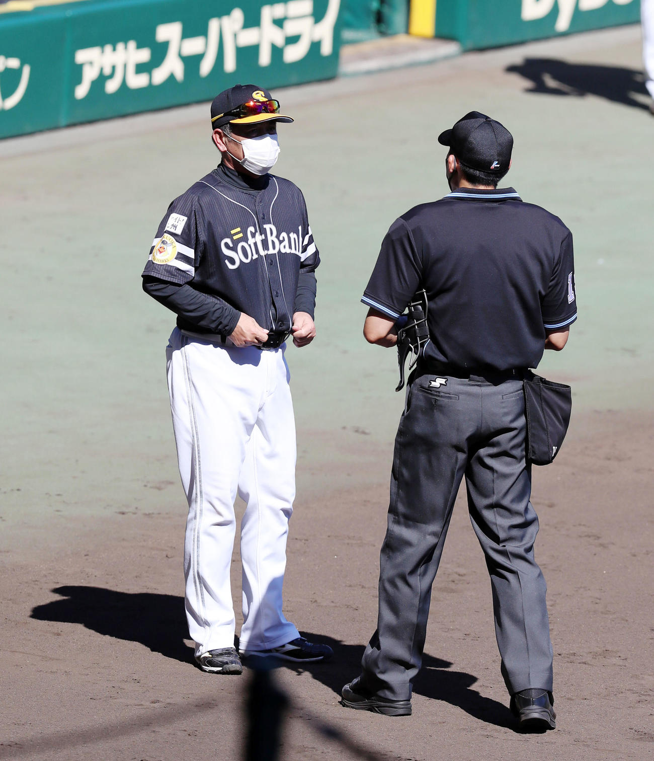 阪神対ソフトバンク　5回裏、選手交代を告げる工藤監督（撮影・加藤哉）