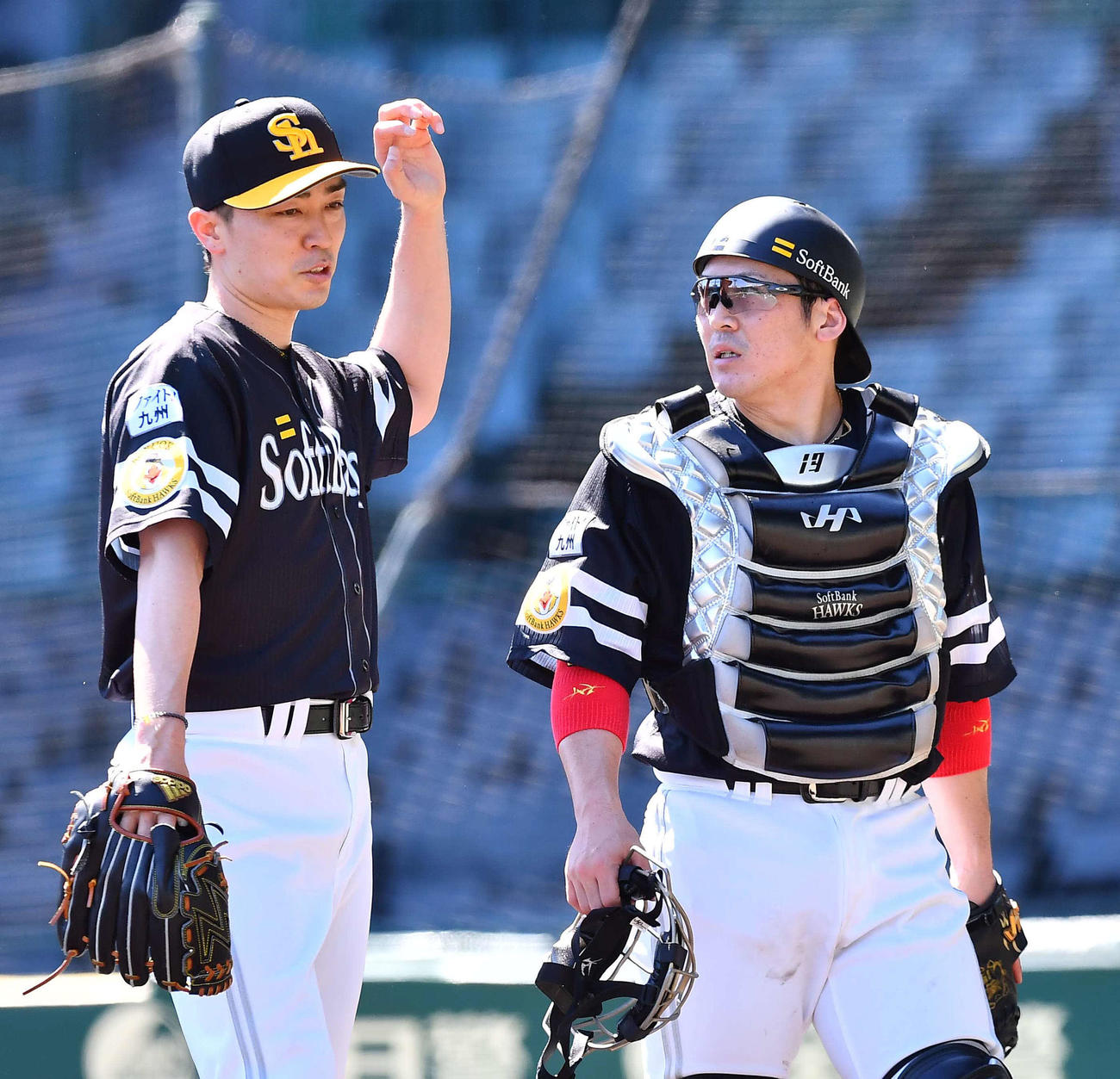 阪神対ソフトバンク　2回、甲斐（右）と話しながらベンチに引き揚げる和田（撮影・上田博志）