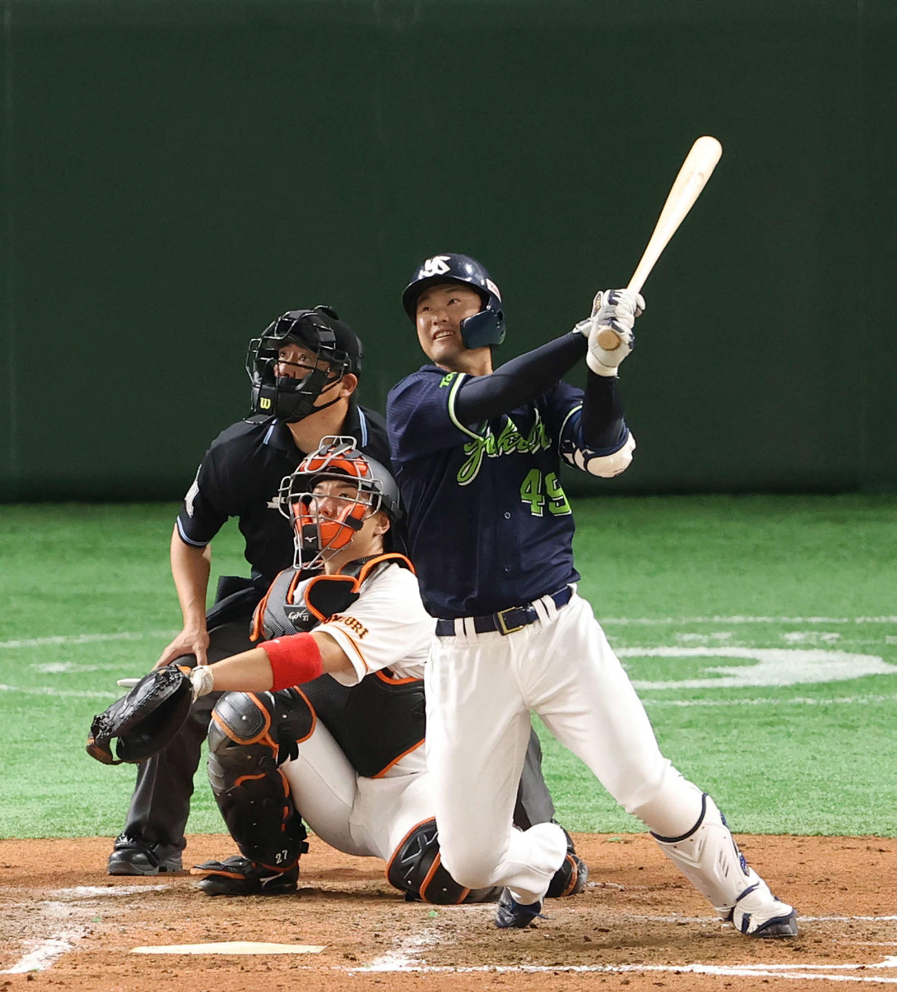 巨人対ヤクルト　5回表ヤクルト2死二塁、右越え2点本塁打を放つ渡辺（撮影・河野匠）