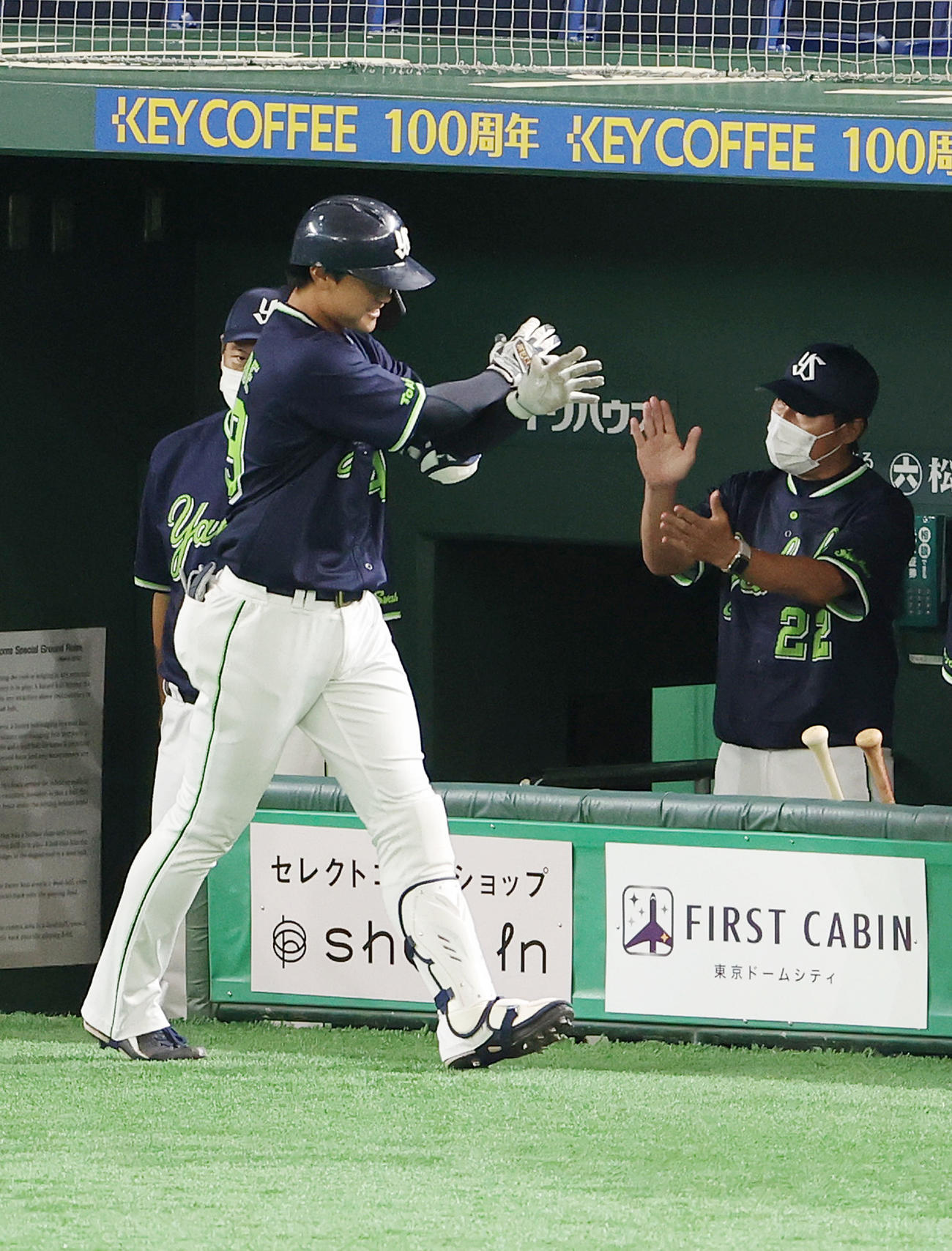巨人対ヤクルト　5回表ヤクルト2死二塁、右越え2点本塁打を放った渡辺（左）をベンチで迎える高津監督（撮影・河野匠）