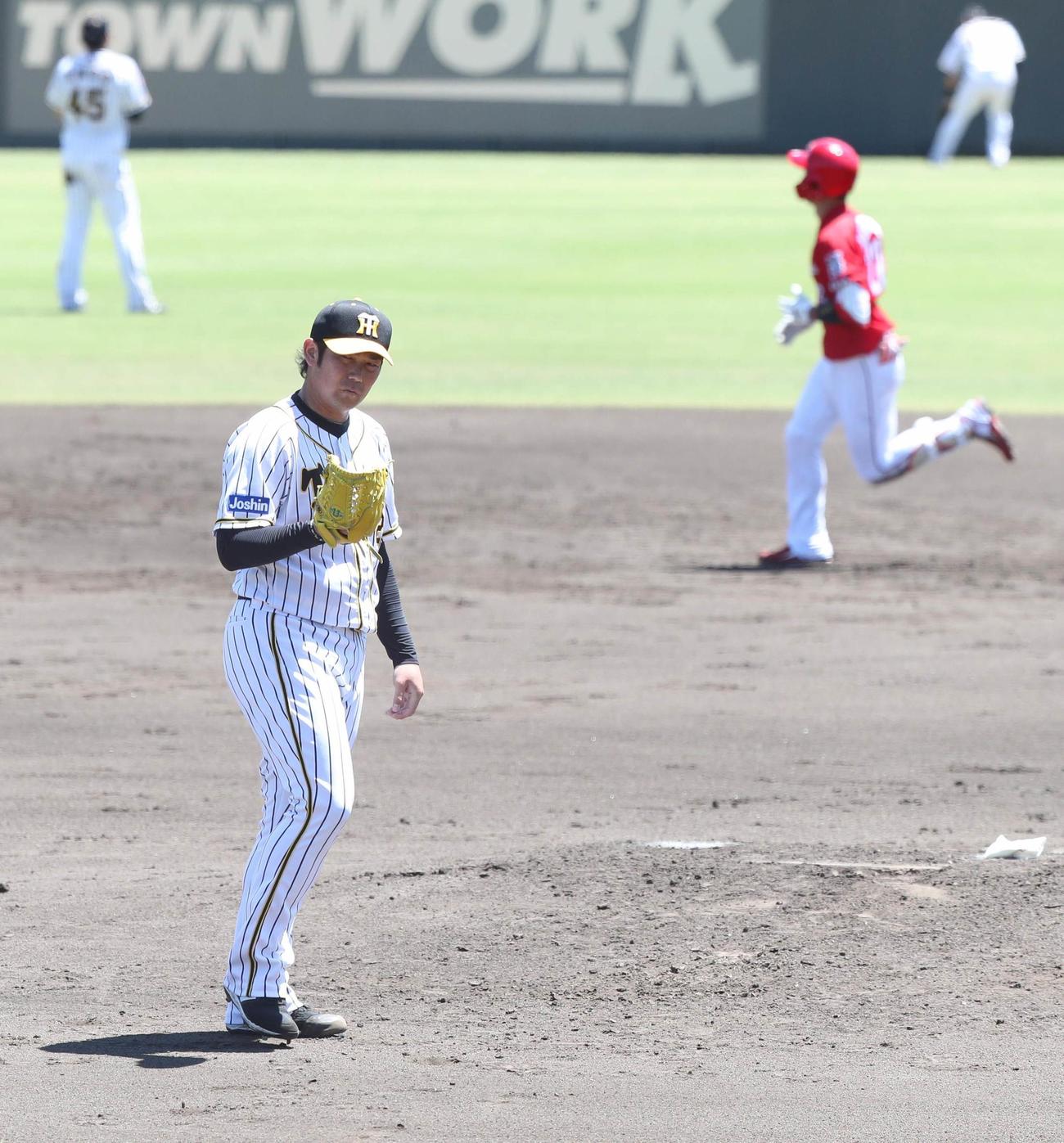 3回、中村奨成（右）から同点のソロ本塁打を浴びた岩田稔（代表撮影）