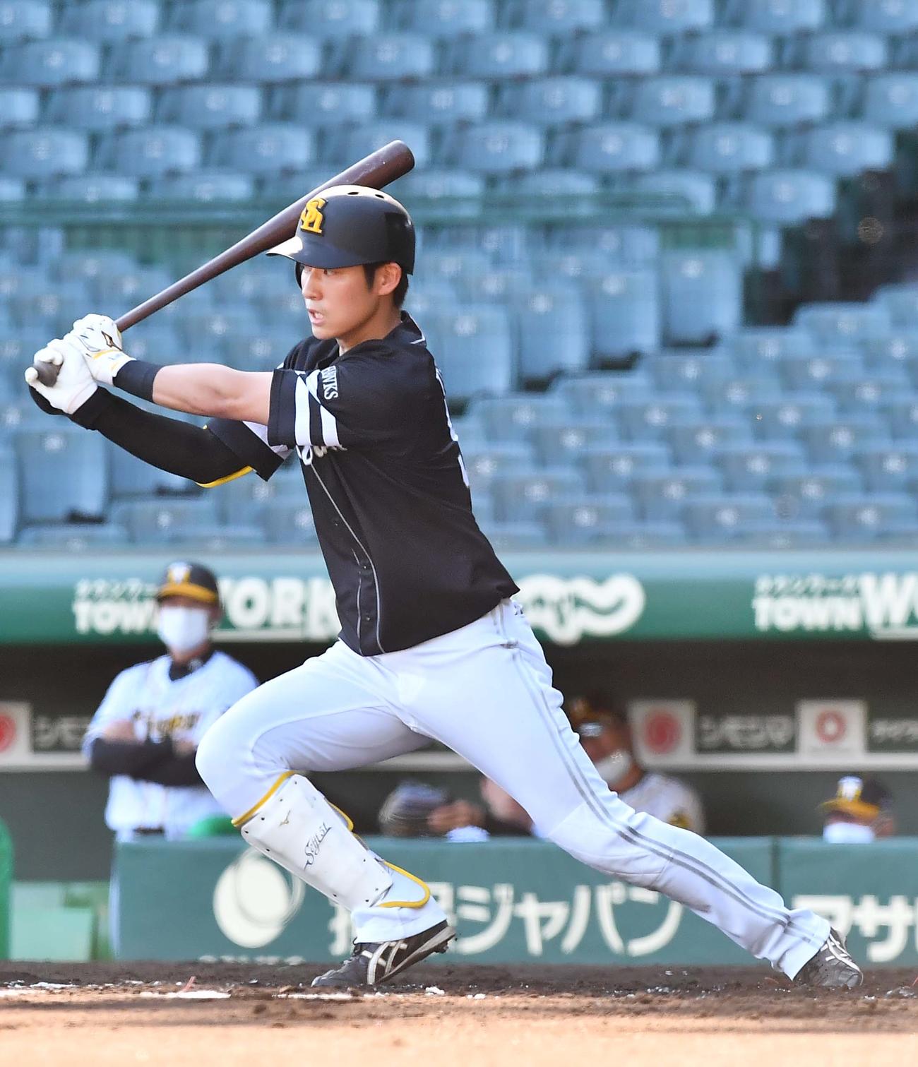 阪神対ソフトバンク　7回表ソフトバンク1死一塁、右前安打を放つ上林（撮影・上田博志）