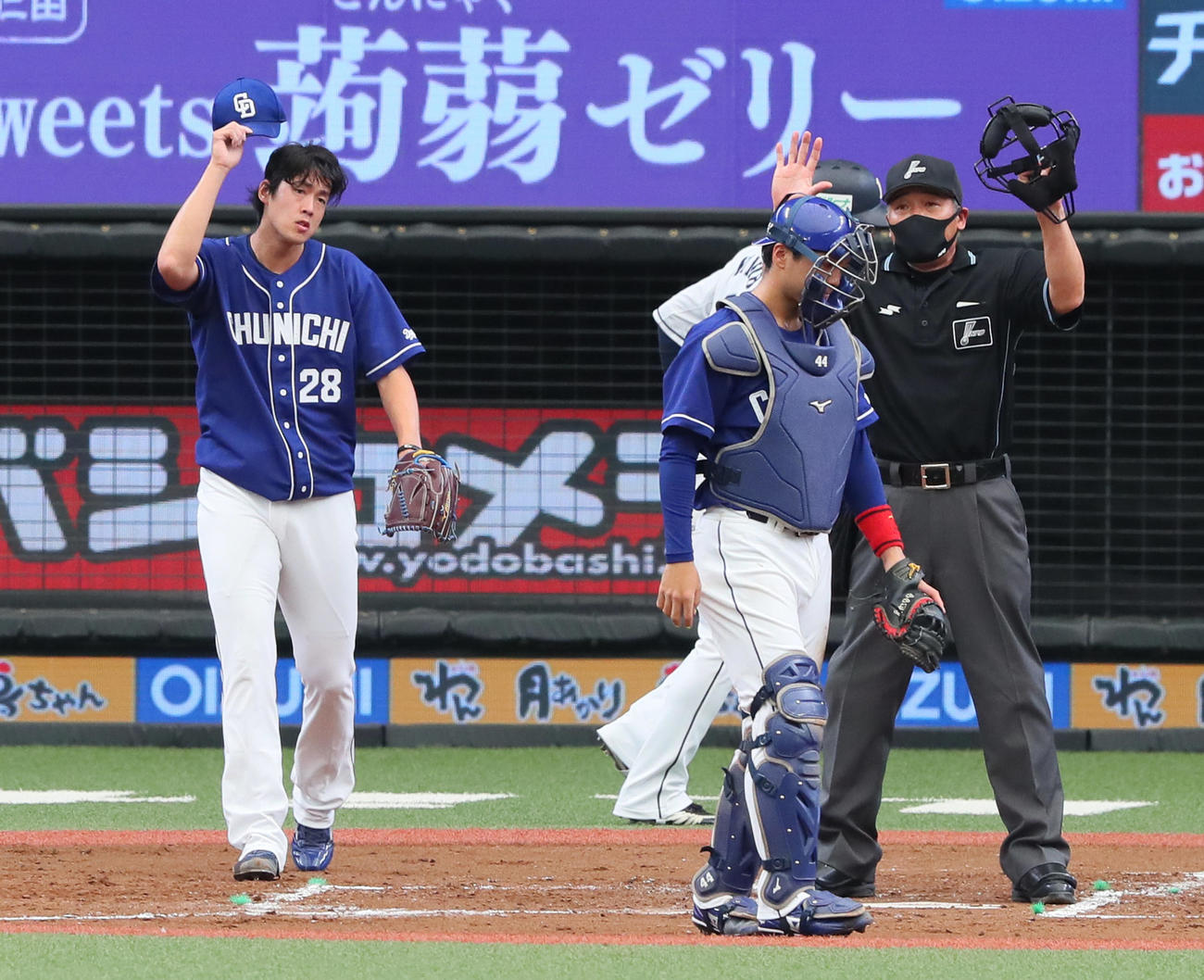 西武対中日　2回に4失点を許し渋い顔を見せる中日の梅津（左）と捕手郡司（撮影・足立雅史）