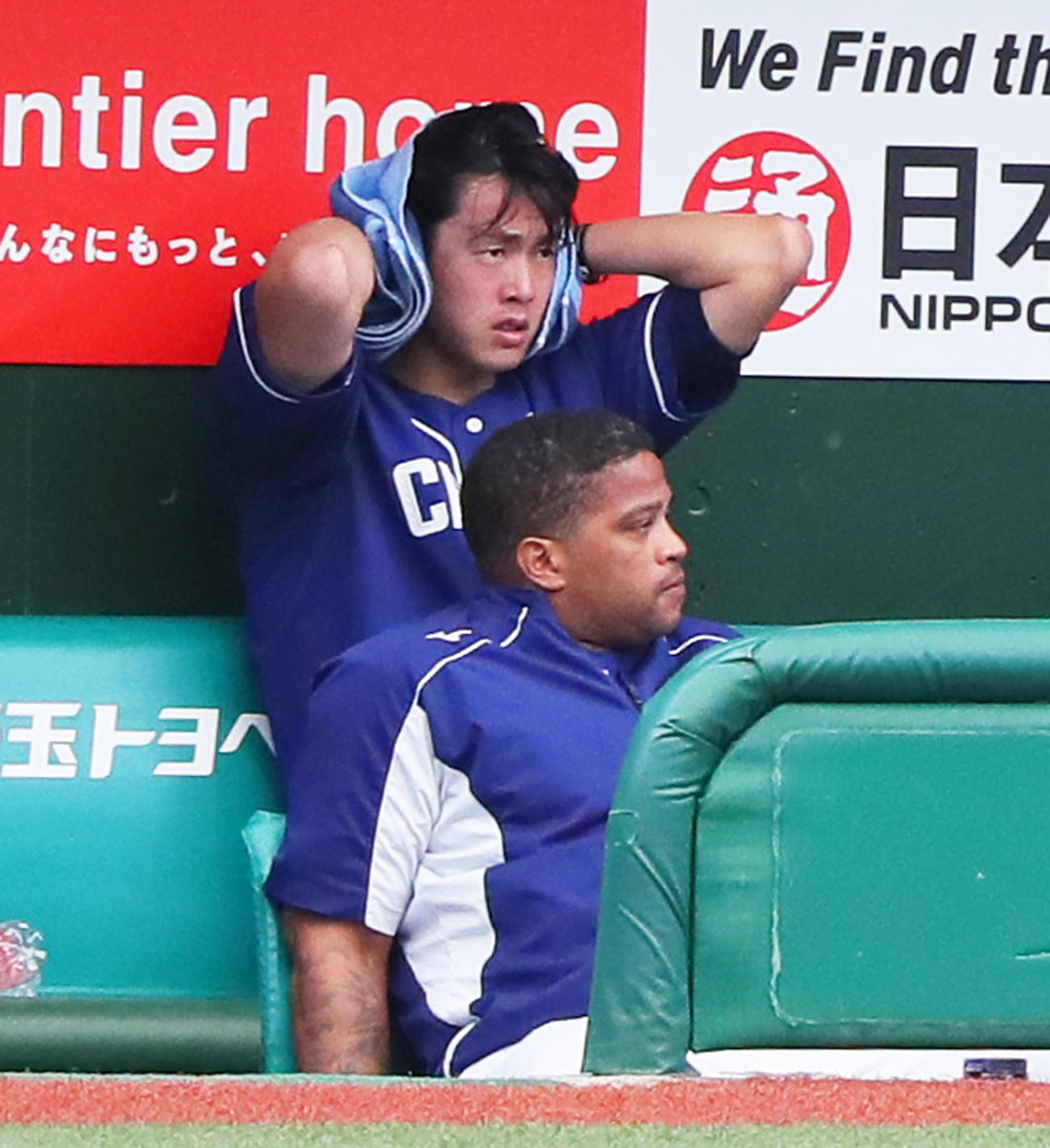西武対中日　4回4失点の中日先発梅津（上）はベンチに戻り悔しそうに汗を拭う（撮影・足立雅史）