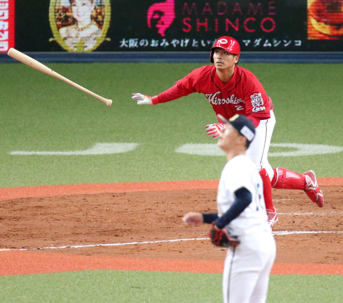 5回表広島2死一、二塁、田中広は右に適時二塁打を放つ（撮影・上山淳一）