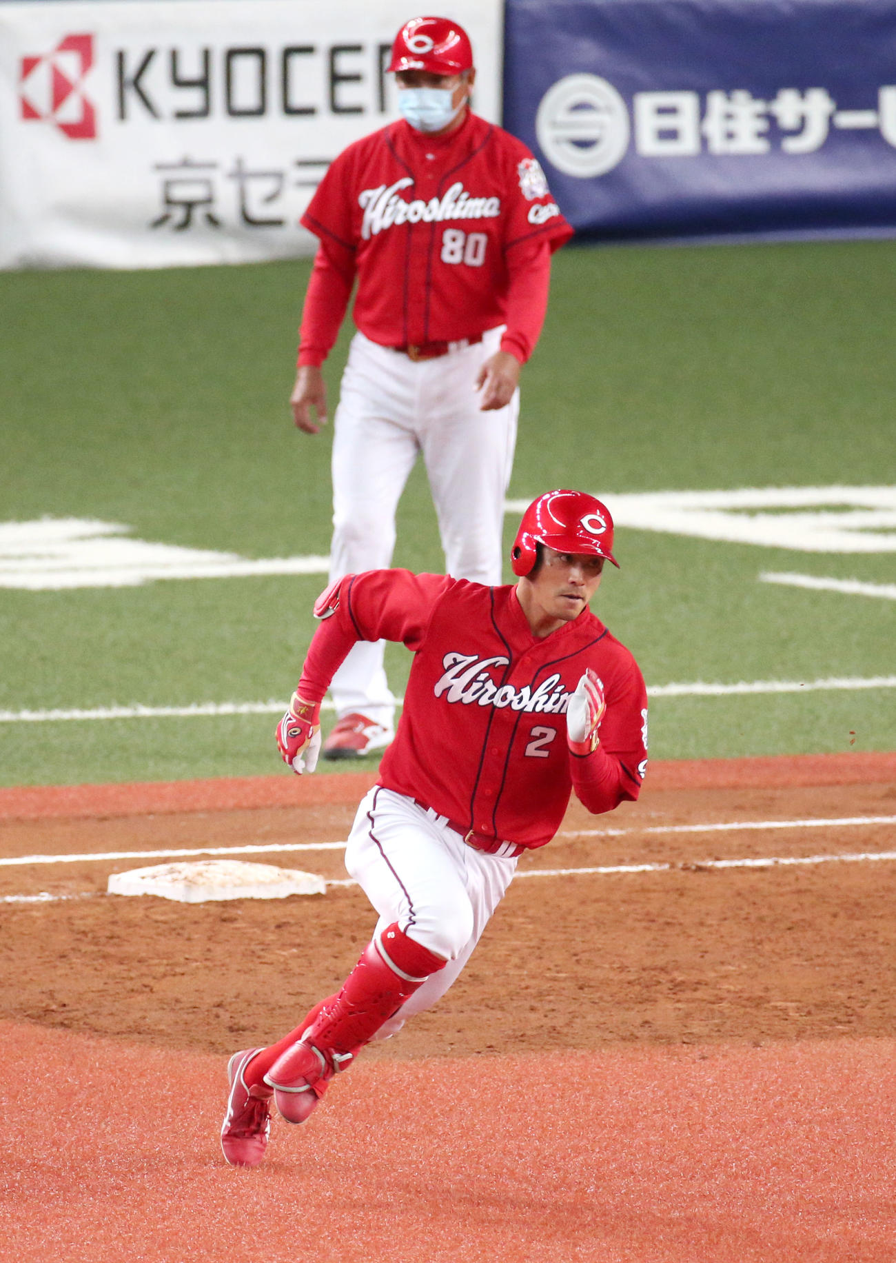 5回表広島2死一、二塁、田中広は右に適時二塁打を放ち二塁に向かう（撮影・上山淳一）