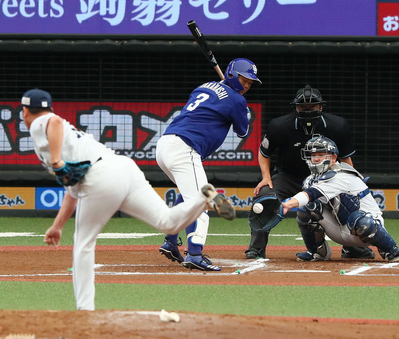 西武対中日　6回表中日無死、この回先頭の高橋に四球を与える松坂（撮影・足立雅史）