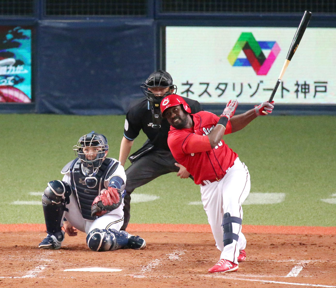 オリックス対広島　5回表広島2死二、三塁、ピレラは右に2点適時二塁打を放つ（撮影・上山淳一）