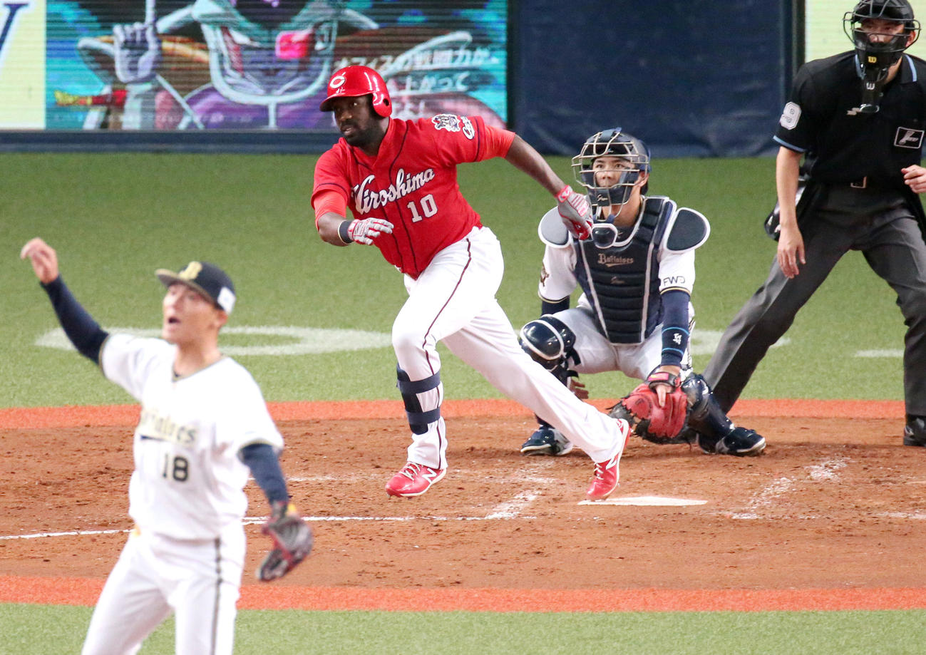 練習試合・オリックス対広島　5回表広島2死二、三塁、ピレラは右に2点適時二塁打を放つ（撮影・上山淳一）
