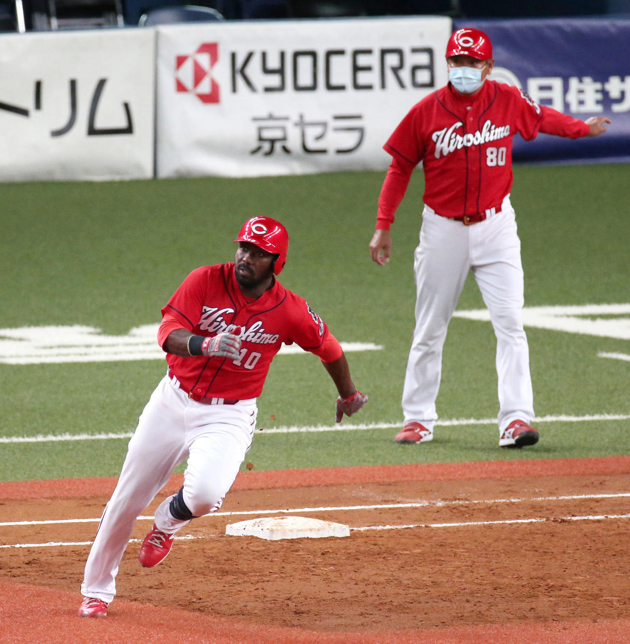 オリックス対広島　5回表広島2死二、三塁、ピレラは右に2点適時二塁打を放ち二塁に向かう（撮影・上山淳一）