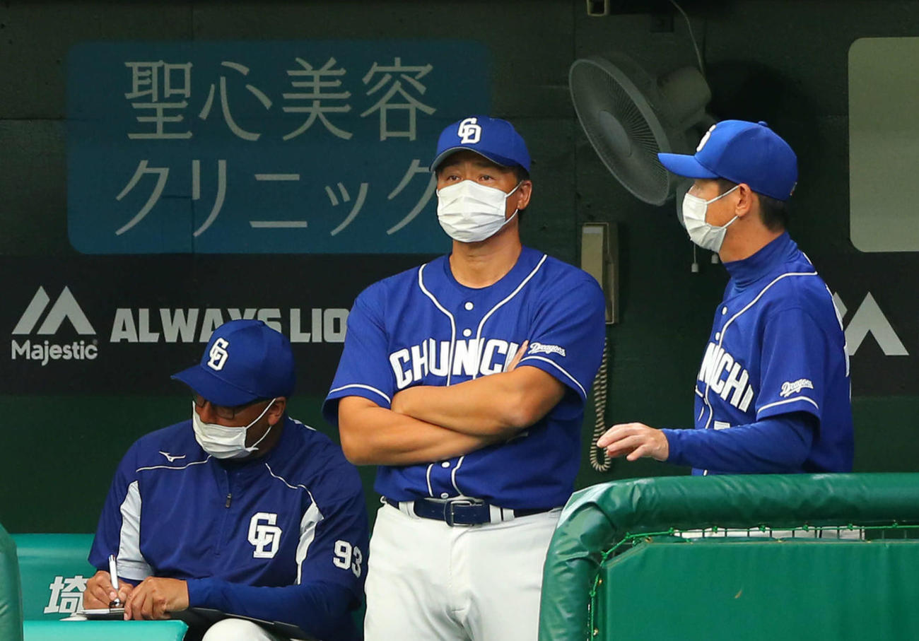 西武対中日　11－1で西武に敗れマウンドを見つめる中日与田剛監督（中央）（撮影・河田真司）　　