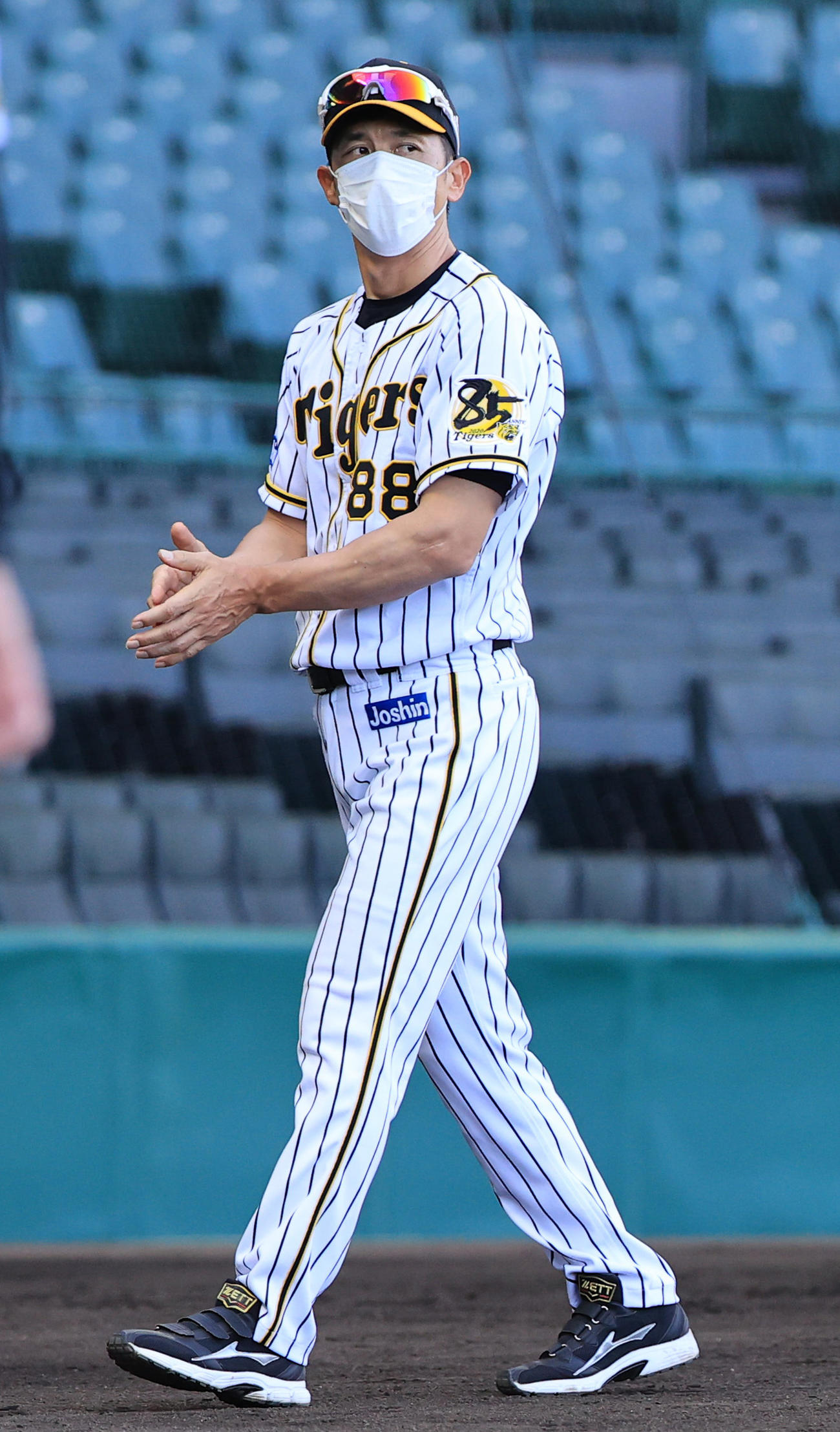 練習試合阪神対ソフトバンク　8回、選手交代を告げ手をたたく矢野耀大監督（撮影・清水貴仁）