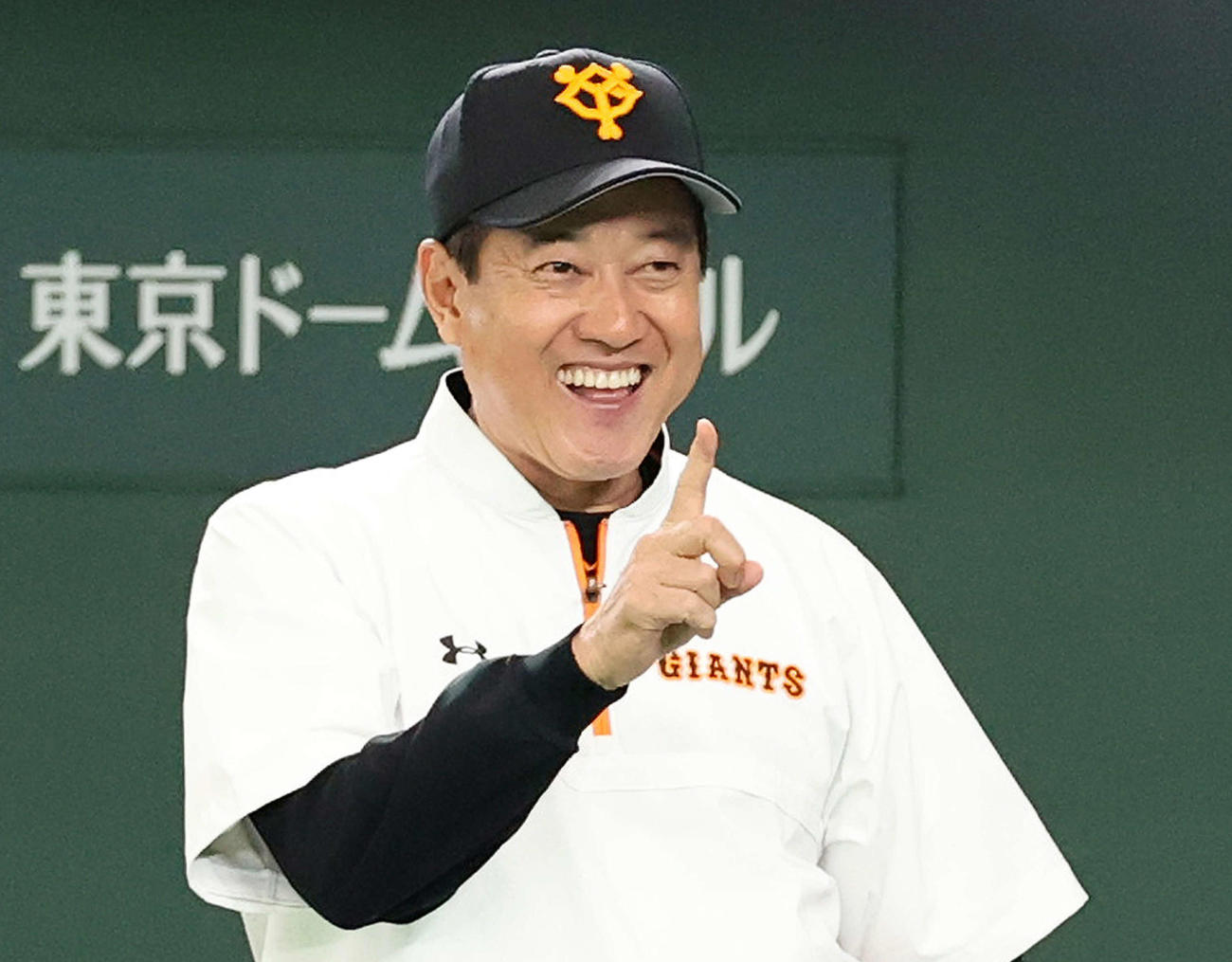 巨人対ヤクルト　試合前、ベンチで笑顔を見せる巨人原監督（撮影・江口和貴）