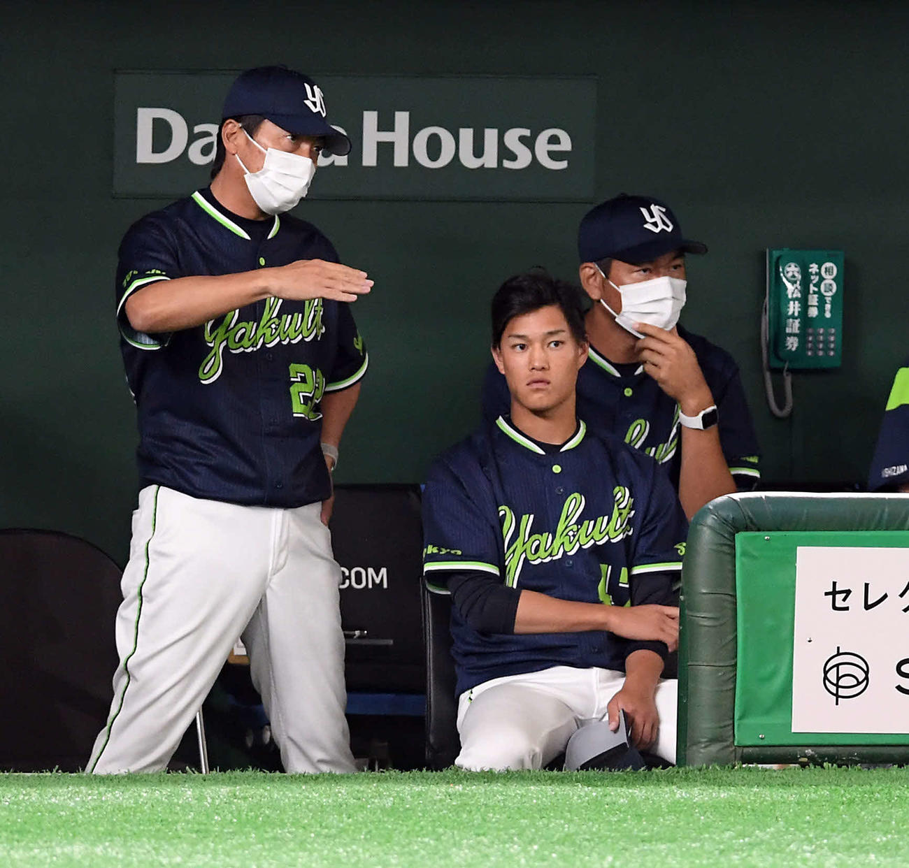 巨人対ヤクルト　2回6失点で降板したヤクルト先発高橋奎二（右）とベンチで話をする高津臣吾監督（撮影・たえ見朱実）