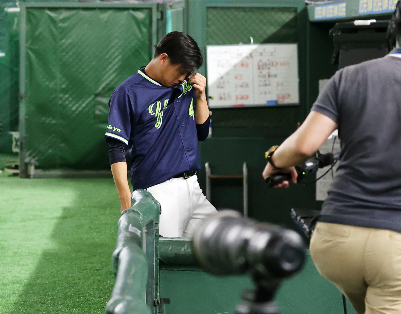 巨人対ヤクルト　試合後のミーティングを終え、涙をユニホームでぬぐいながら引き揚げるヤクルト高橋（撮影・江口和貴）
