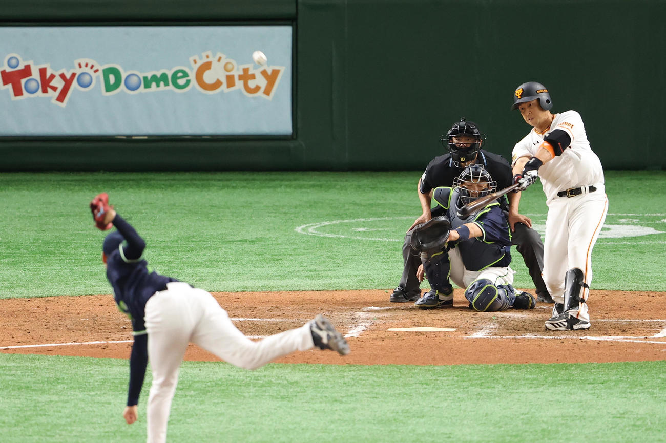 巨人対ヤクルト　5回裏巨人2死、右越え本塁打を放つ中島。投手石山（撮影・河野匠）