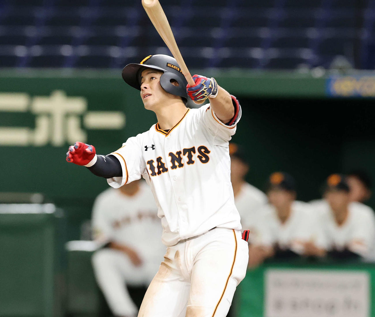 巨人対ヤクルト　2回裏巨人1死一、二塁、左越え3点本塁打を放つ湯浅（撮影・江口和貴）