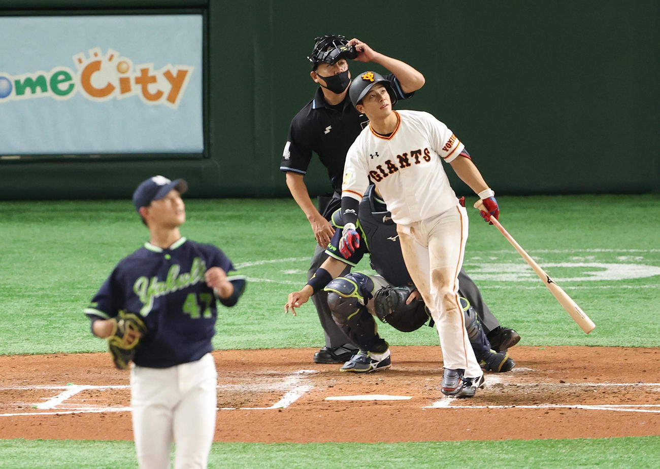 巨人対ヤクルト　2回裏巨人1死一、二塁、左越え3点本塁打を放ち打球を見つめる湯浅。投手高橋（撮影・河野匠）