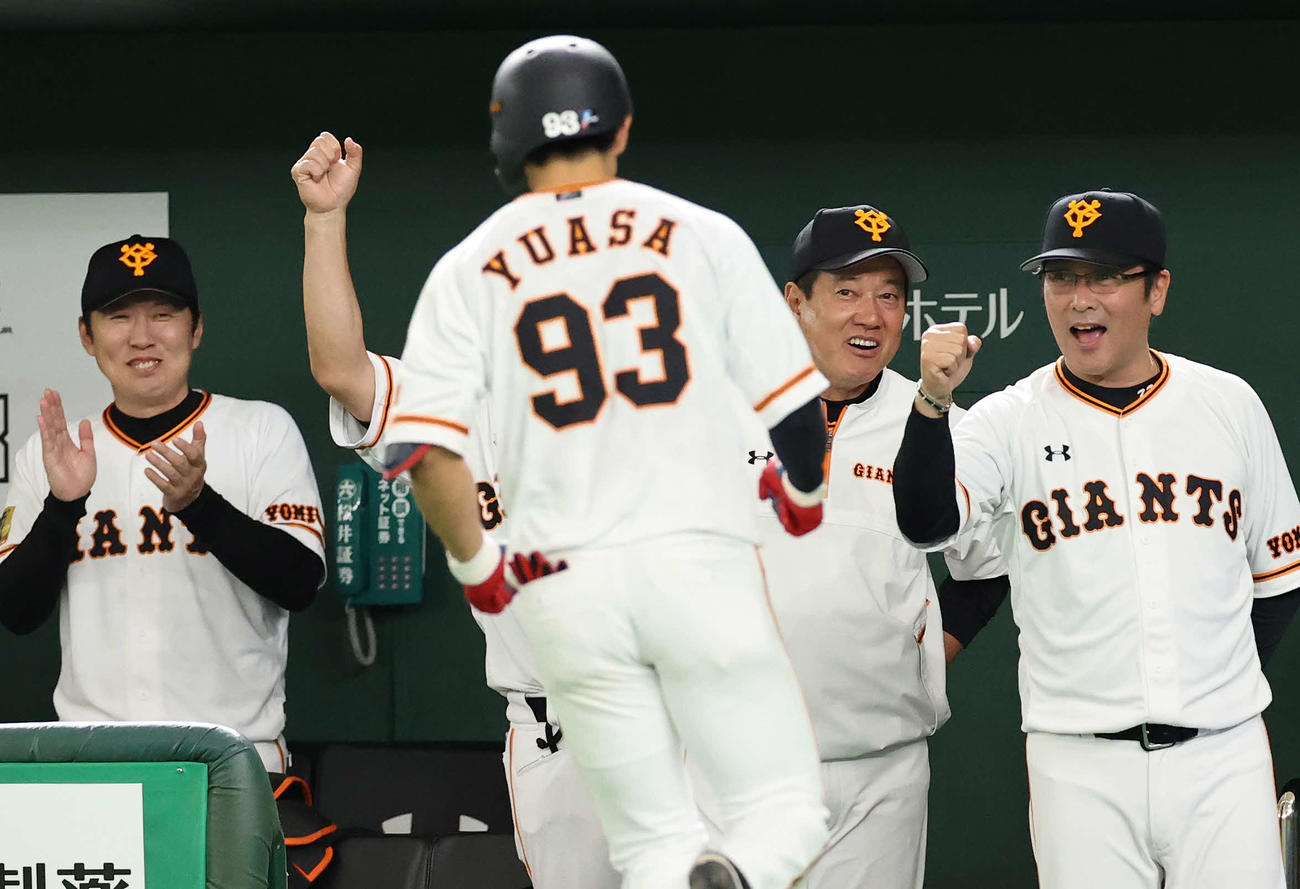 巨人対ヤクルト　2回裏巨人1死一、二塁、3点本塁打を放った湯浅（中央左）を笑顔で迎える原監督（同右）（撮影・江口和貴）