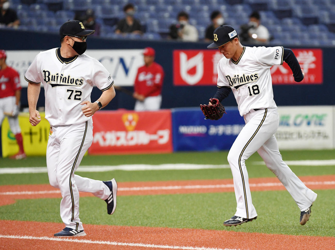 オリックス対広島　6回表広島1死一塁、交代の山本（右）は平井コーチとベンチに戻る（撮影・前岡正明）