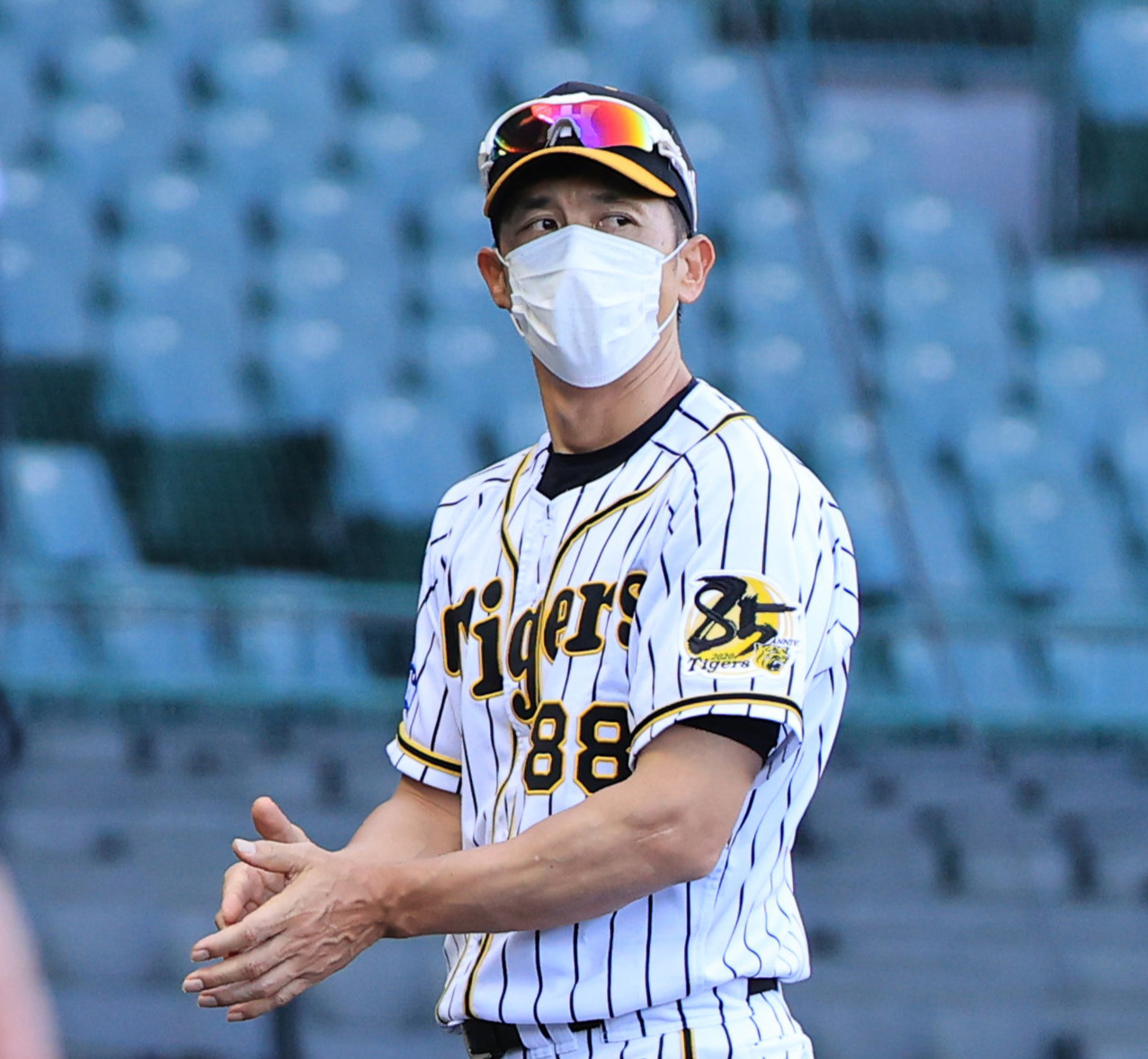 8回、選手交代を告げ手をたたく矢野監督