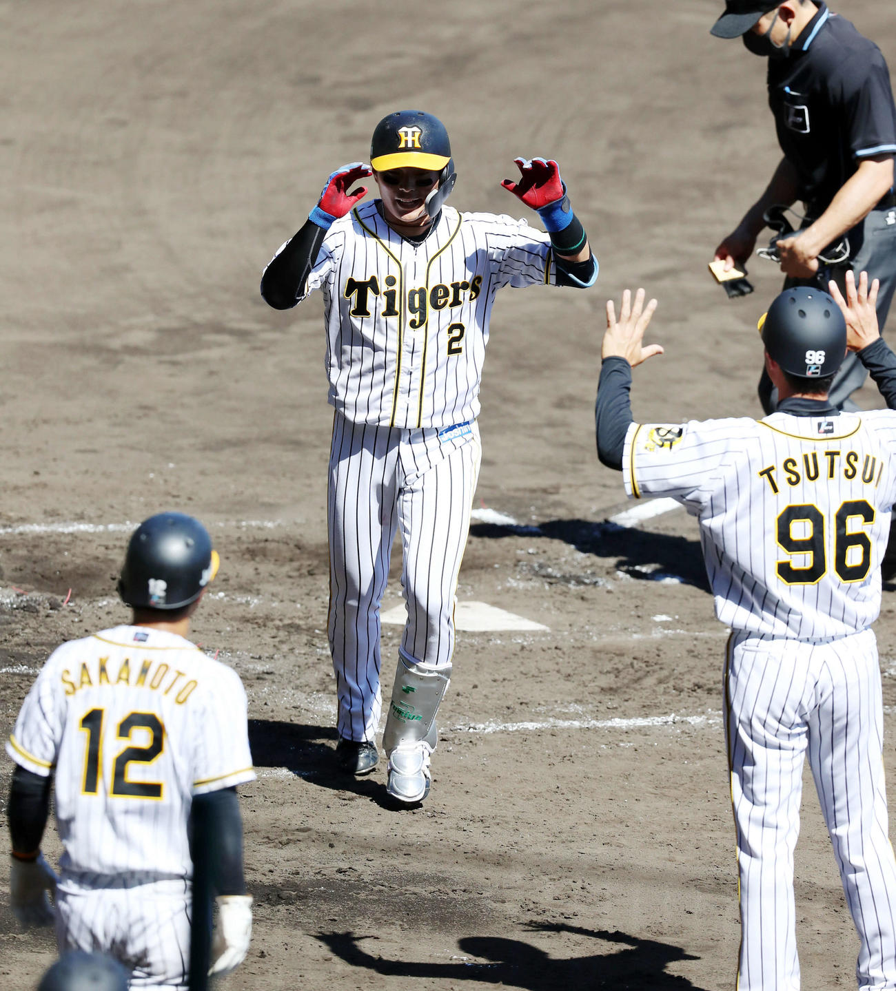 阪神対ソフトバンク　3回裏阪神2死一塁、北條は左越え2点本塁打を放ち生還する（撮影・加藤哉）