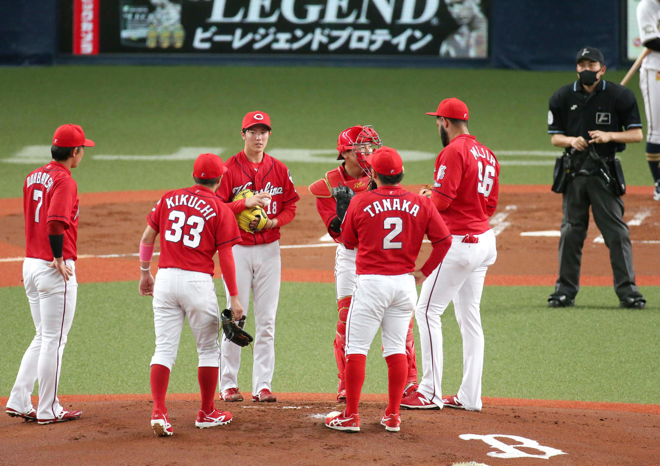 練習試合・オリックス対広島　1回裏オリックス2死二塁、森下暢仁（左から3人目）の元に集まる広島内野陣（撮影・上山淳一）