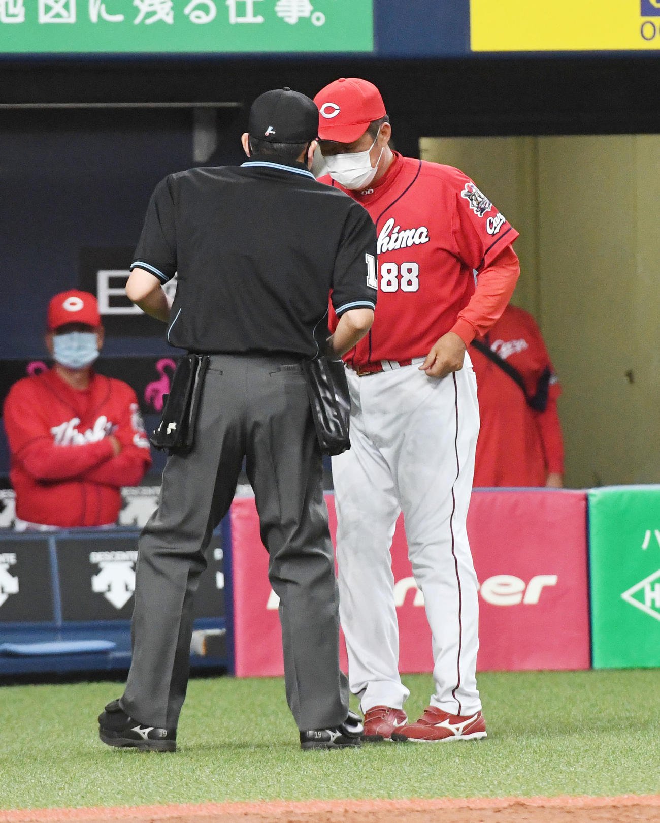 オリックス対広島　5回裏オリックス2死満塁、森下暢仁の交代を告げる佐々岡監督（撮影・前岡正明）