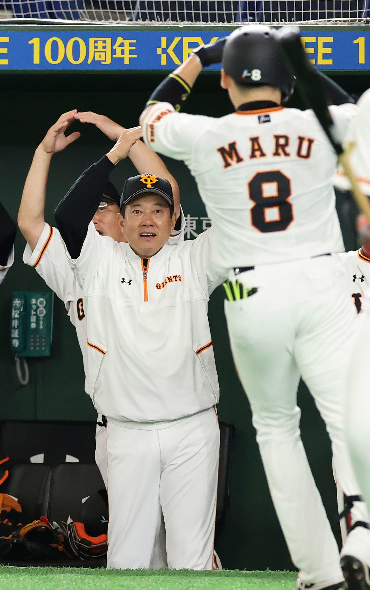 巨人対ヤクルト　2回裏巨人1死、ソロ本塁打を放った丸（右）を「丸ポーズ」で迎える原監督（撮影・江口和貴）