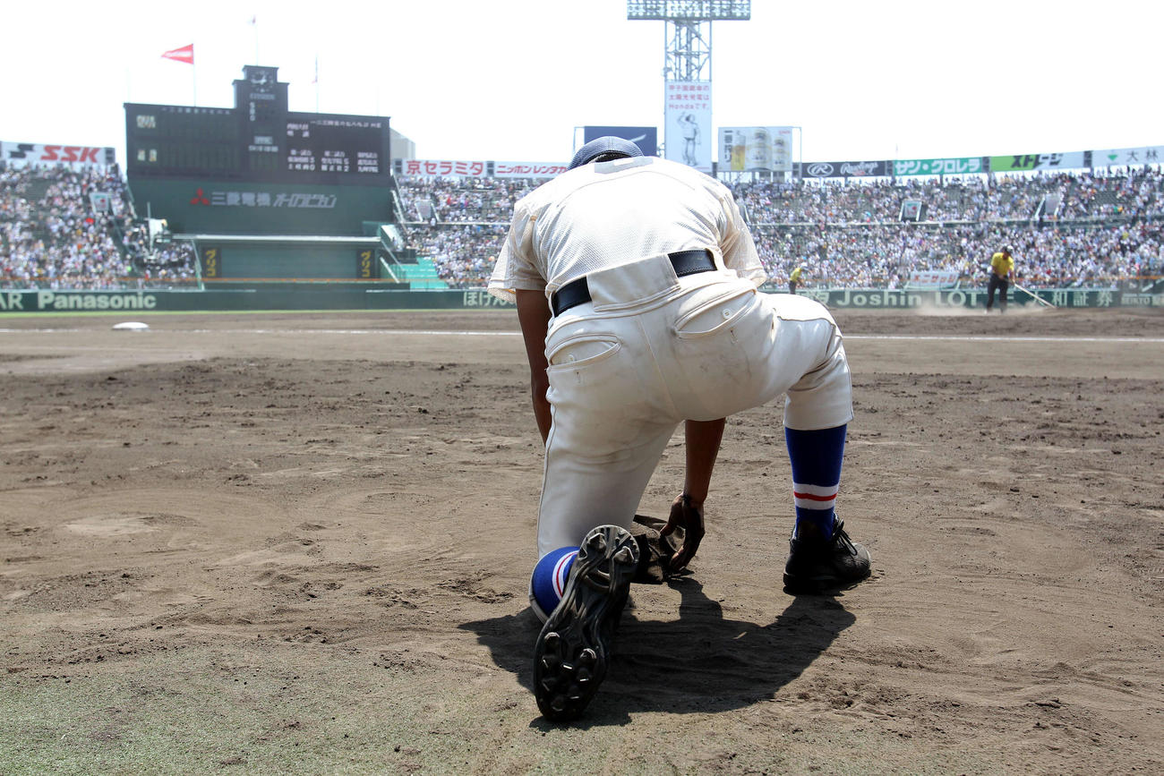 第92回全国高校野球選手権大会　履正社対聖光学院　敗退し、甲子園の土を集める履正社・山田哲人（2010年8月16日撮影）