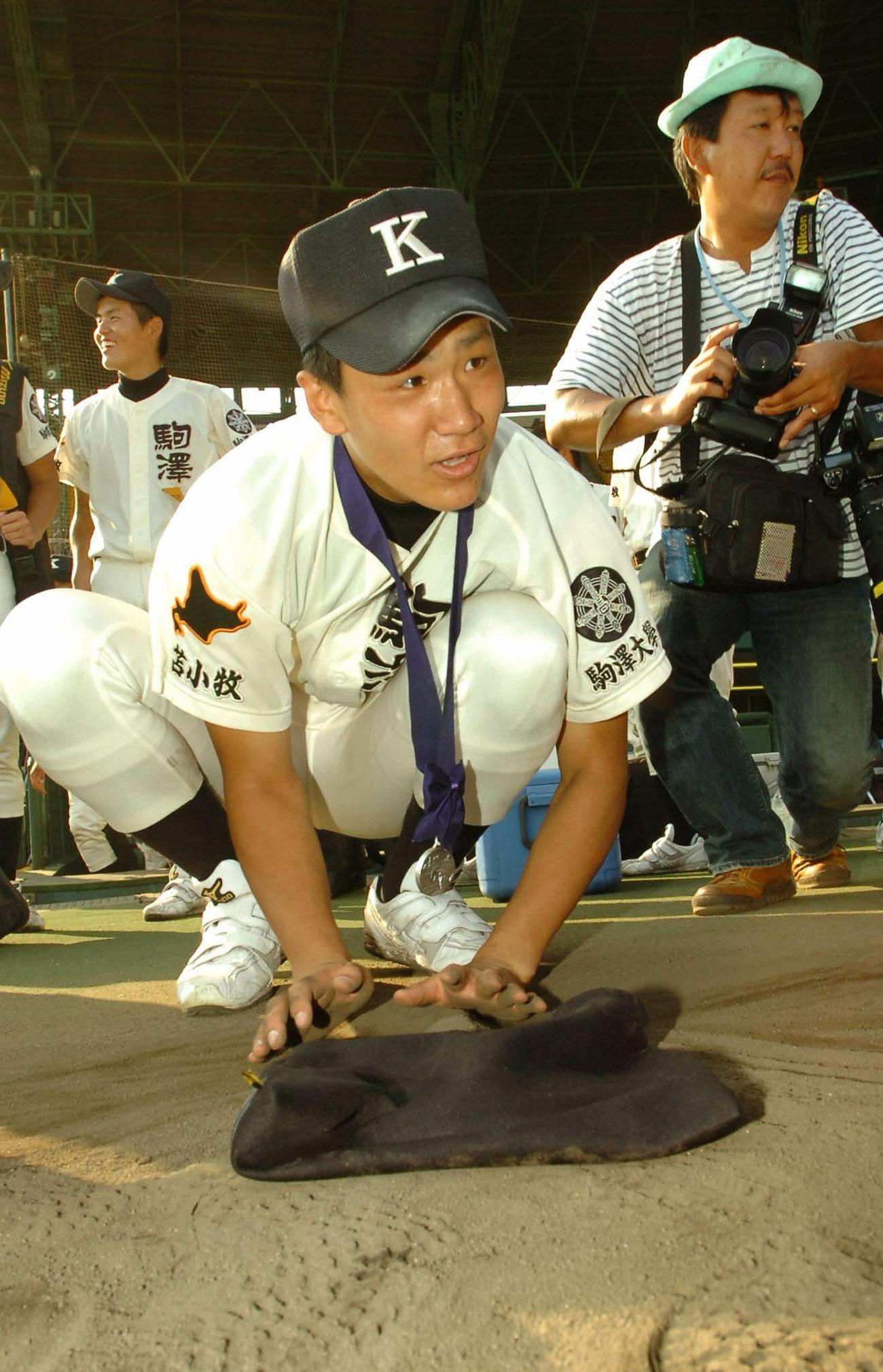 第88回全国高校野球選手権大会16日目・決勝戦（再試合）　早実対駒大苫小牧　甲子園の土を集める駒大苫小牧・田中将大（2006年8月21日撮影）